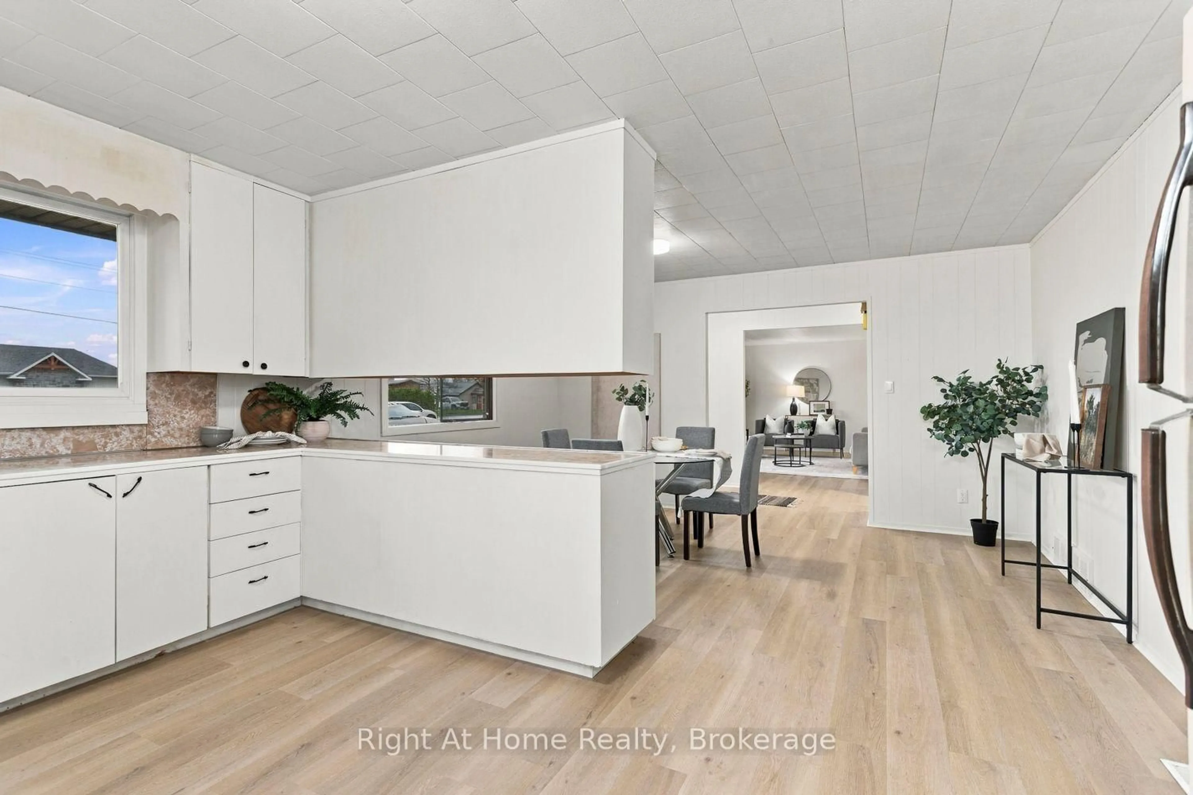 trreb/IMG-E14094242_3fc77f6380f4d5e0659b32487773be076b2f85bfdd608fc5bae7888570b9e731.jpg