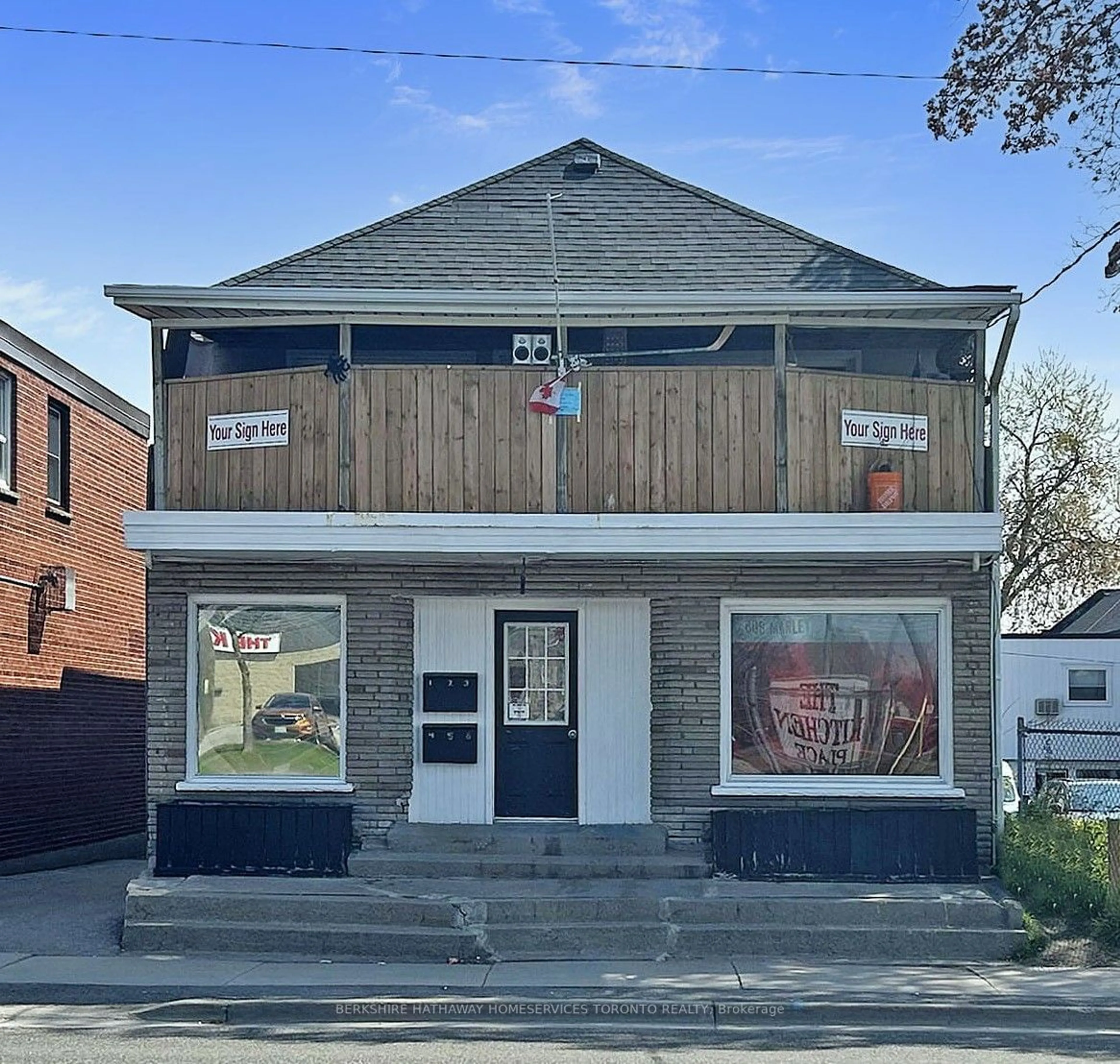 Outside view for 381 Simcoe St, Oshawa Ontario L1H 4J2