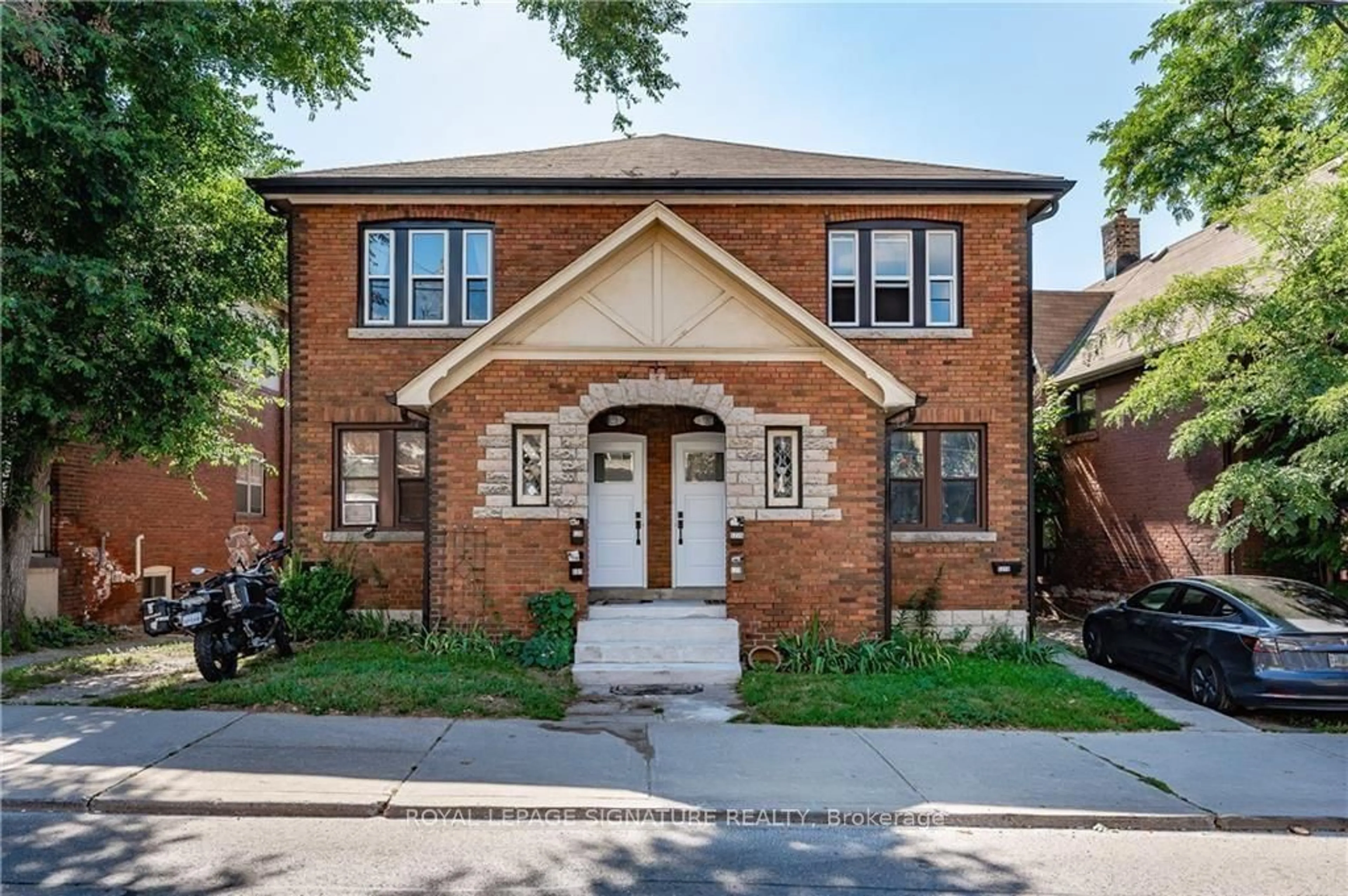 Home with brick exterior material for 527 Kingston Rd, Toronto Ontario M4L 1V5