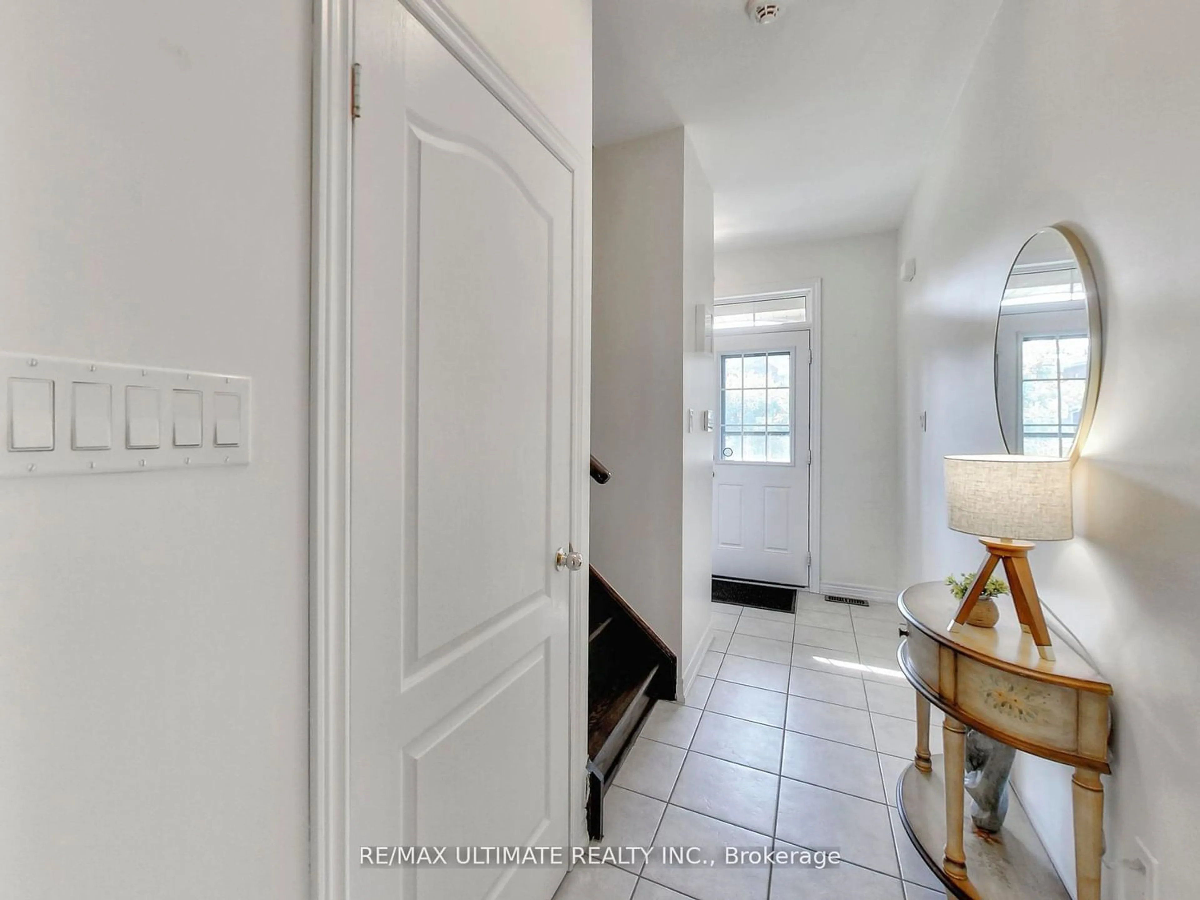 Indoor entryway for 115 Pedwell St, Clarington Ontario L1B 0E1