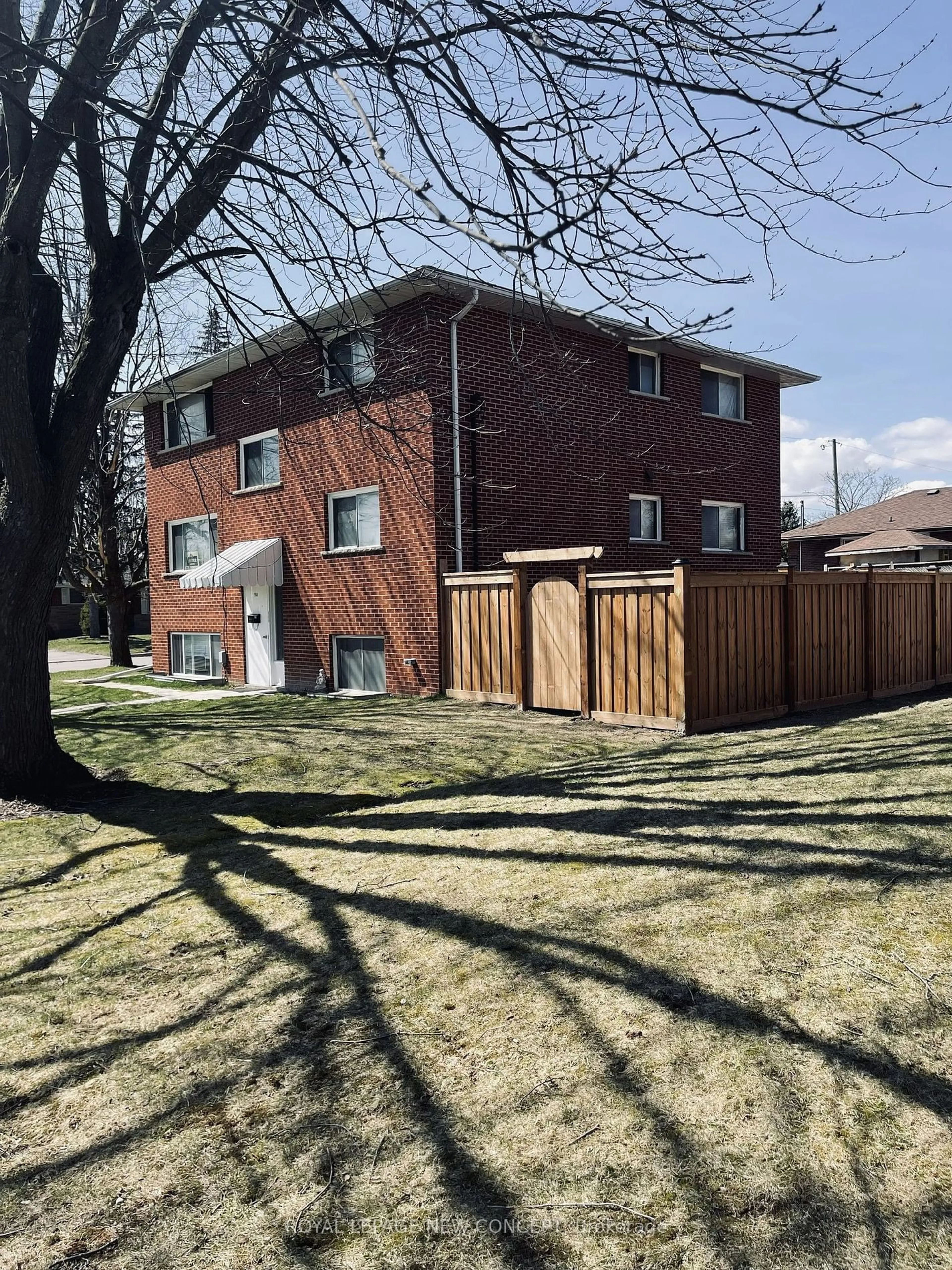 Fenced yard for 580 Digby Ave, Oshawa Ontario L1G 1W6