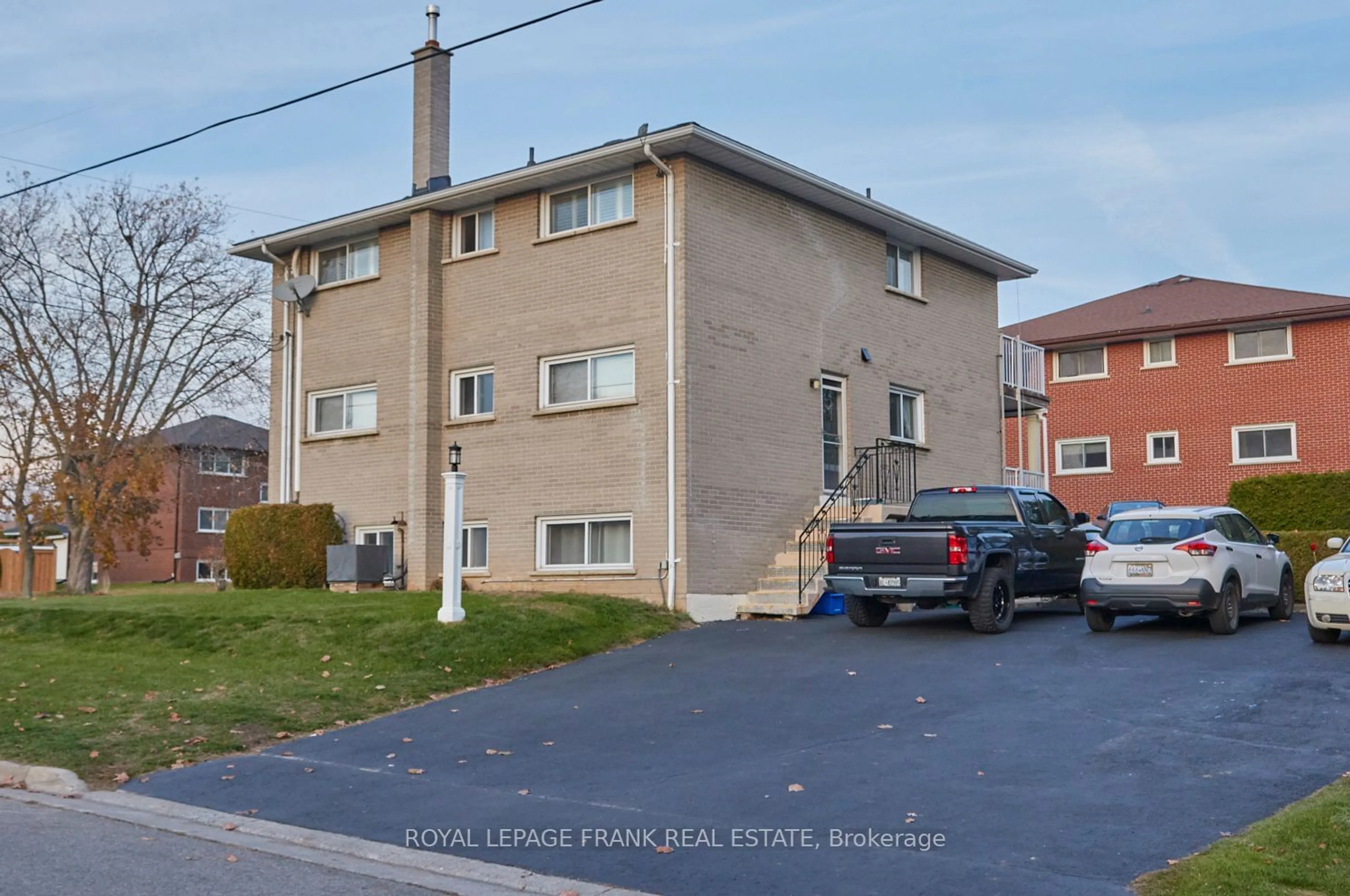 A pic from exterior of the house or condo for 581 Digby Ave, Oshawa Ontario L1G 1W7