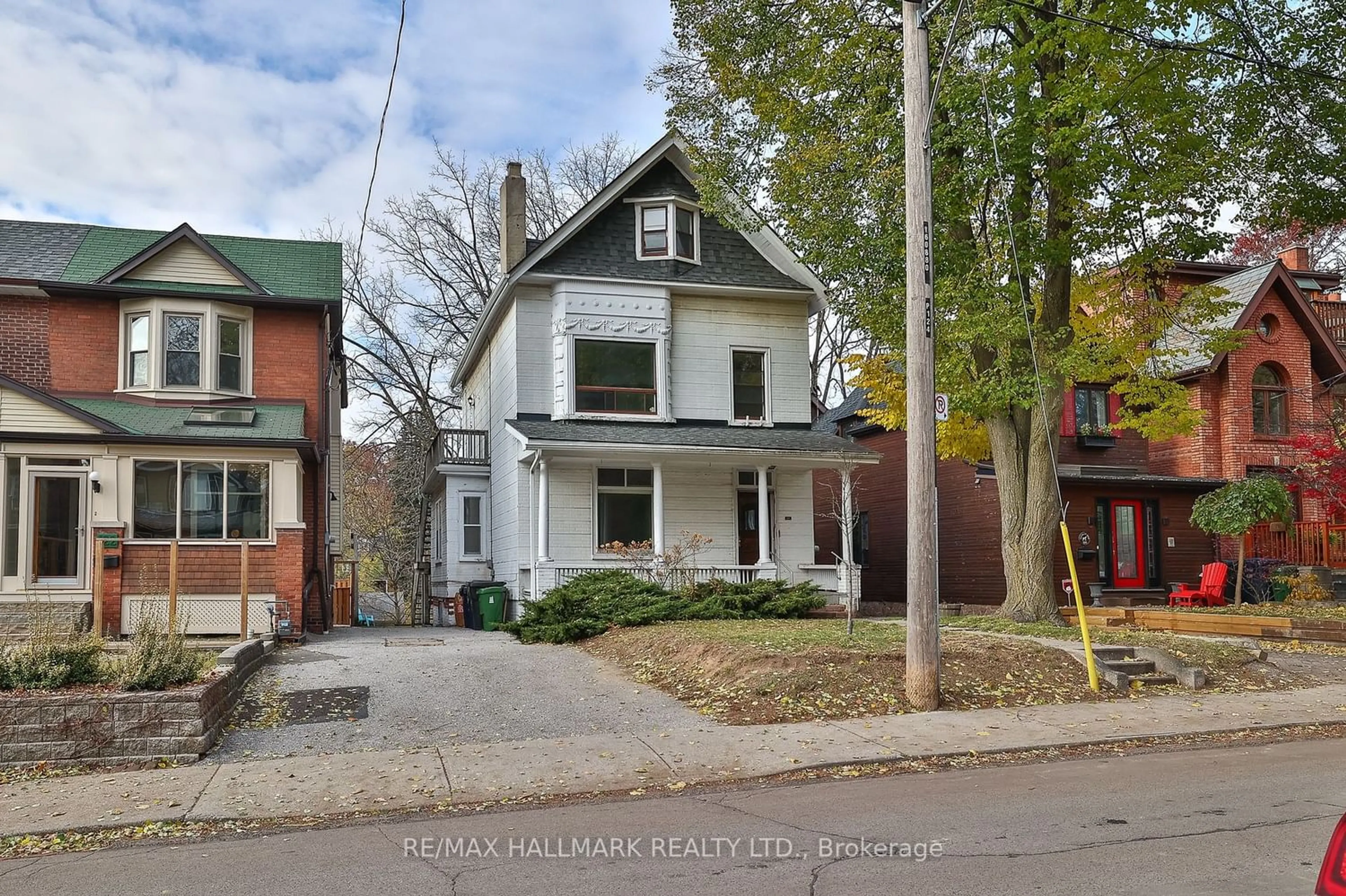 Home with unknown exterior material for 124 Waverley Rd, Toronto Ontario M4L 3T3