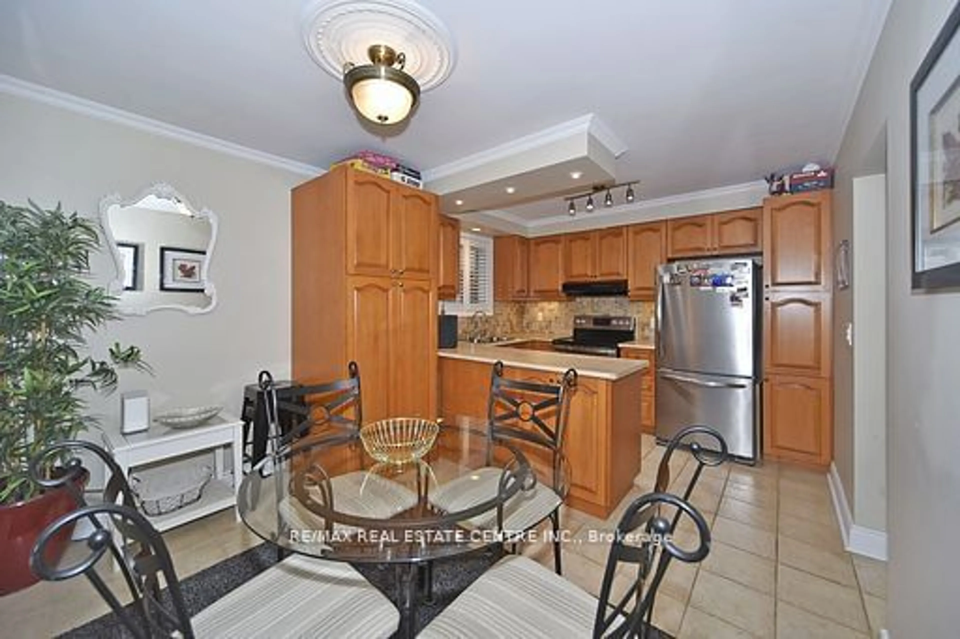 Standard kitchen for 539 Brentwood Ave, Oshawa Ontario L1G 2S9