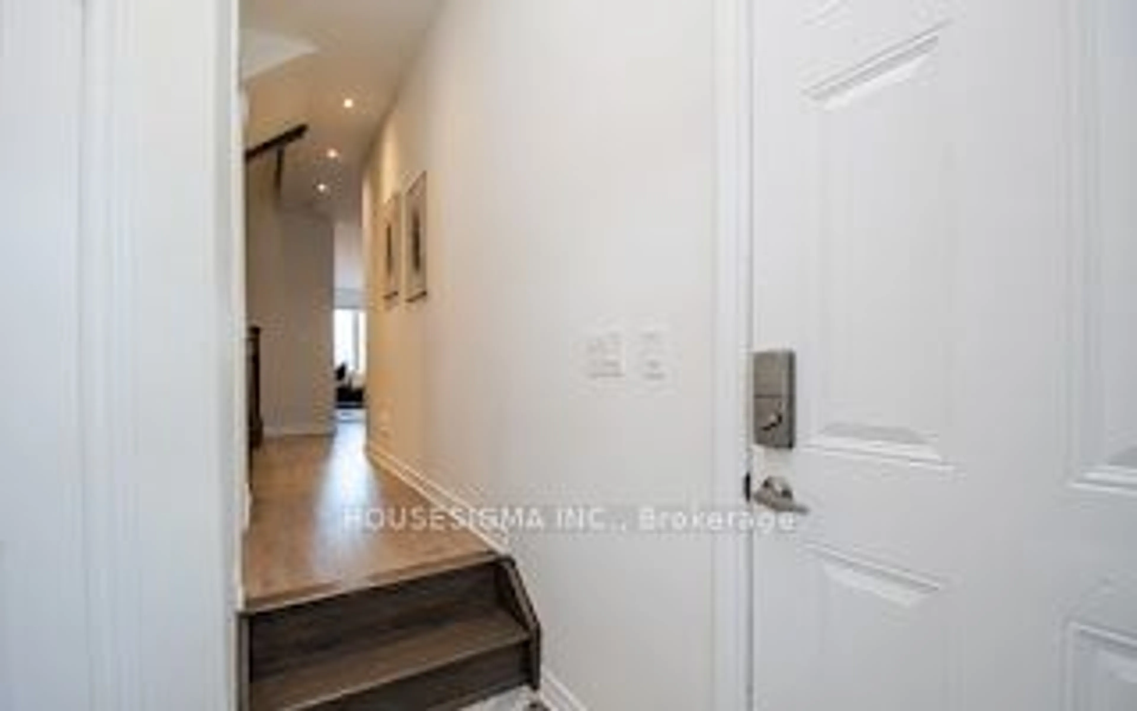 Indoor entryway for 60 Sutcliffe Dr, Whitby Ontario L1R 0R1