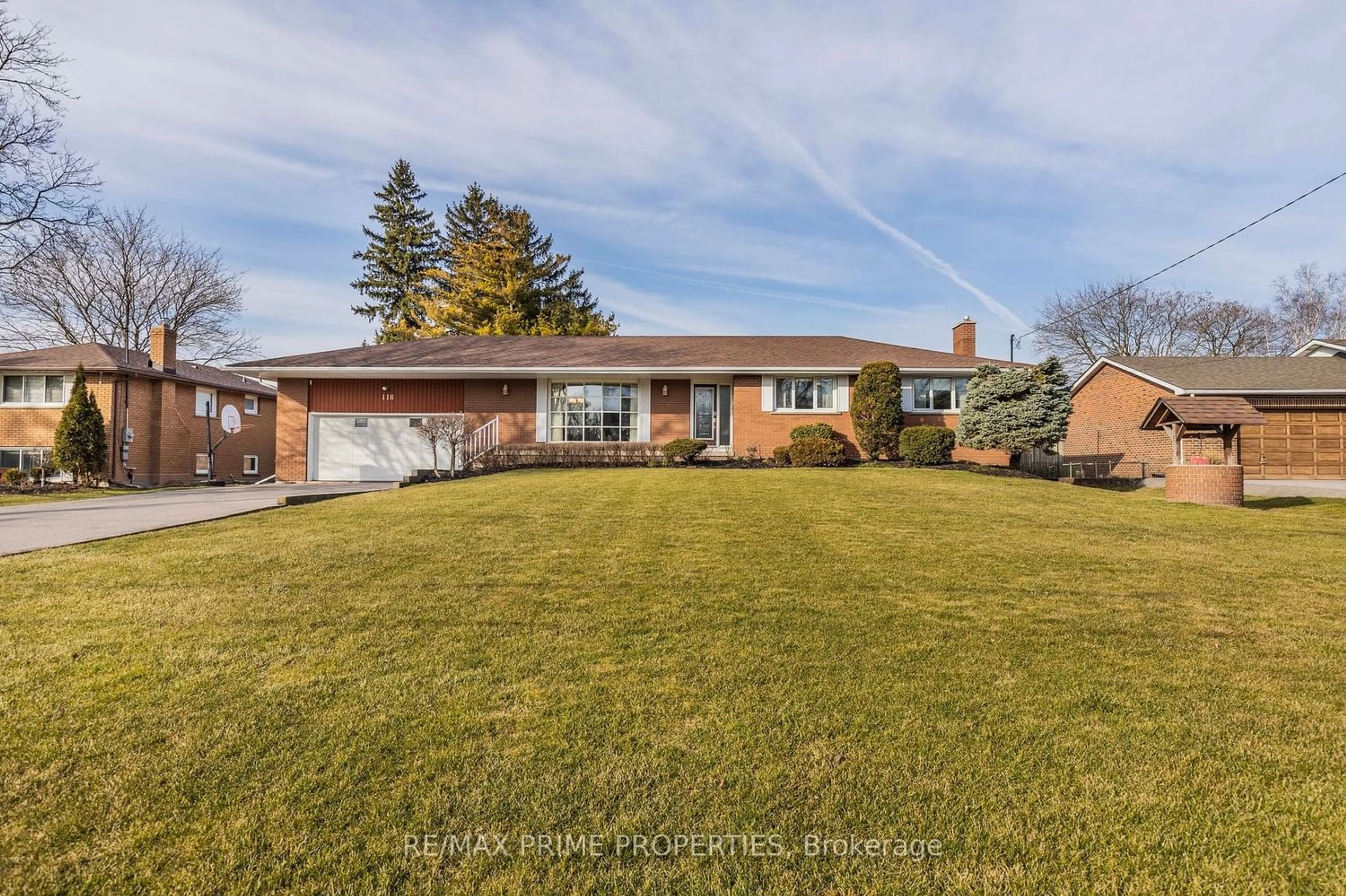 Frontside or backside of a home for 118 Halls Rd, Whitby Ontario L1P 1Y8