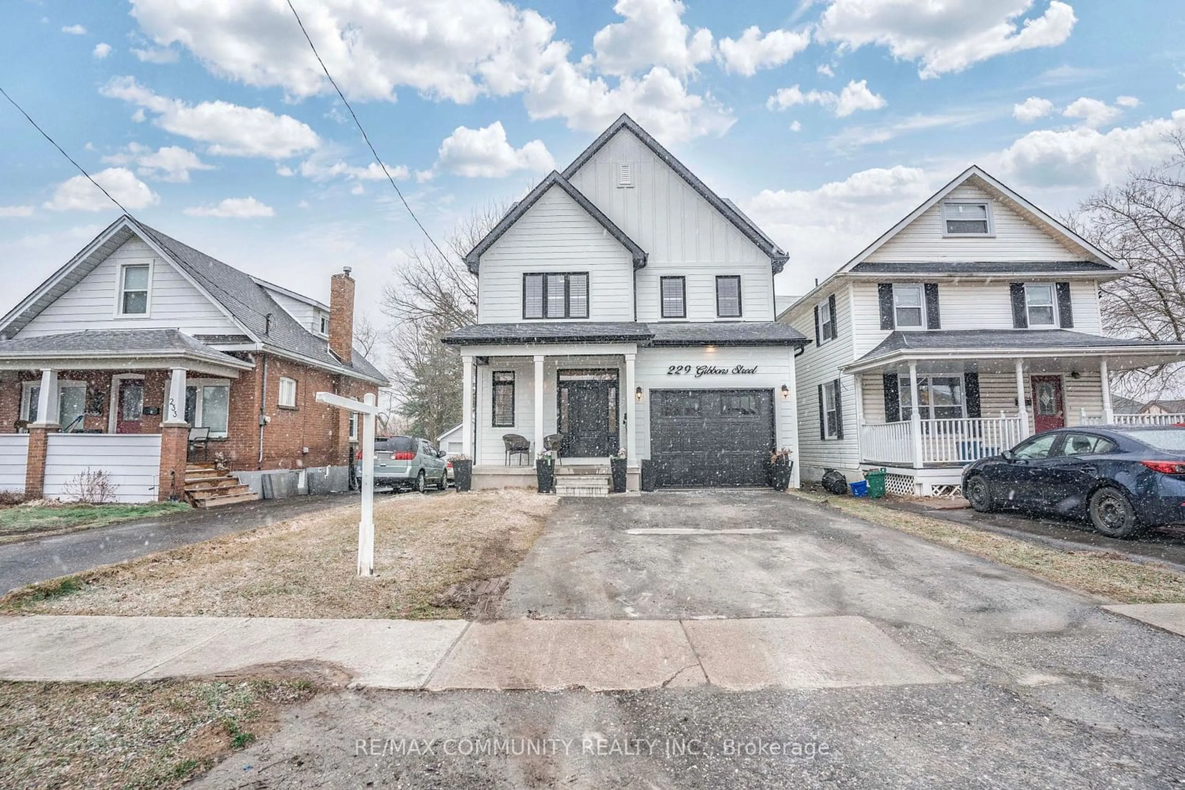 Frontside or backside of a home for 229 Gibbons St, Oshawa Ontario L1J 4Y5