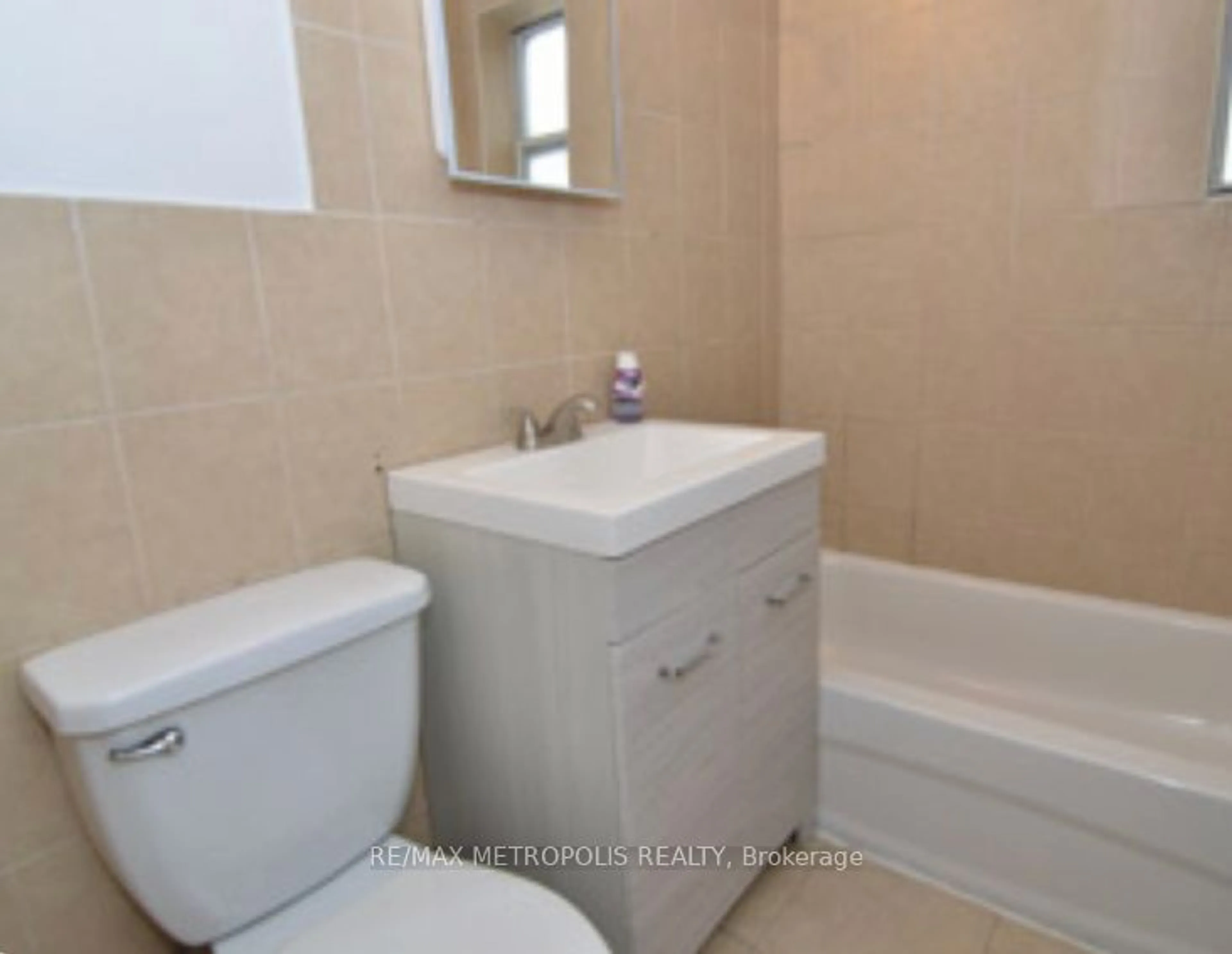 Standard bathroom for 15 Fernwood Gdns, Toronto Ontario M4K 2J8