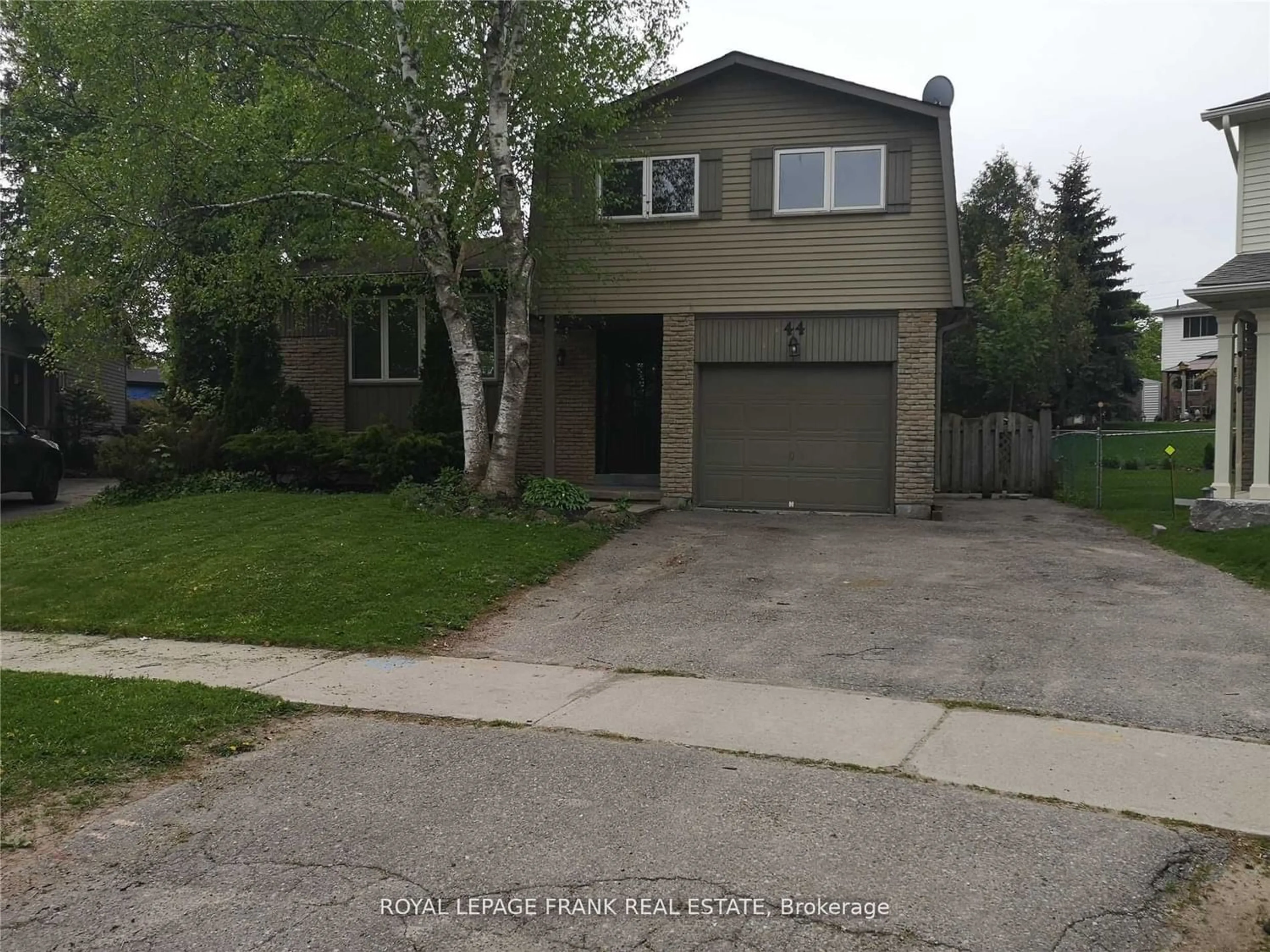 Frontside or backside of a home for 44 Deerpark Cres, Clarington Ontario L1C 3M3