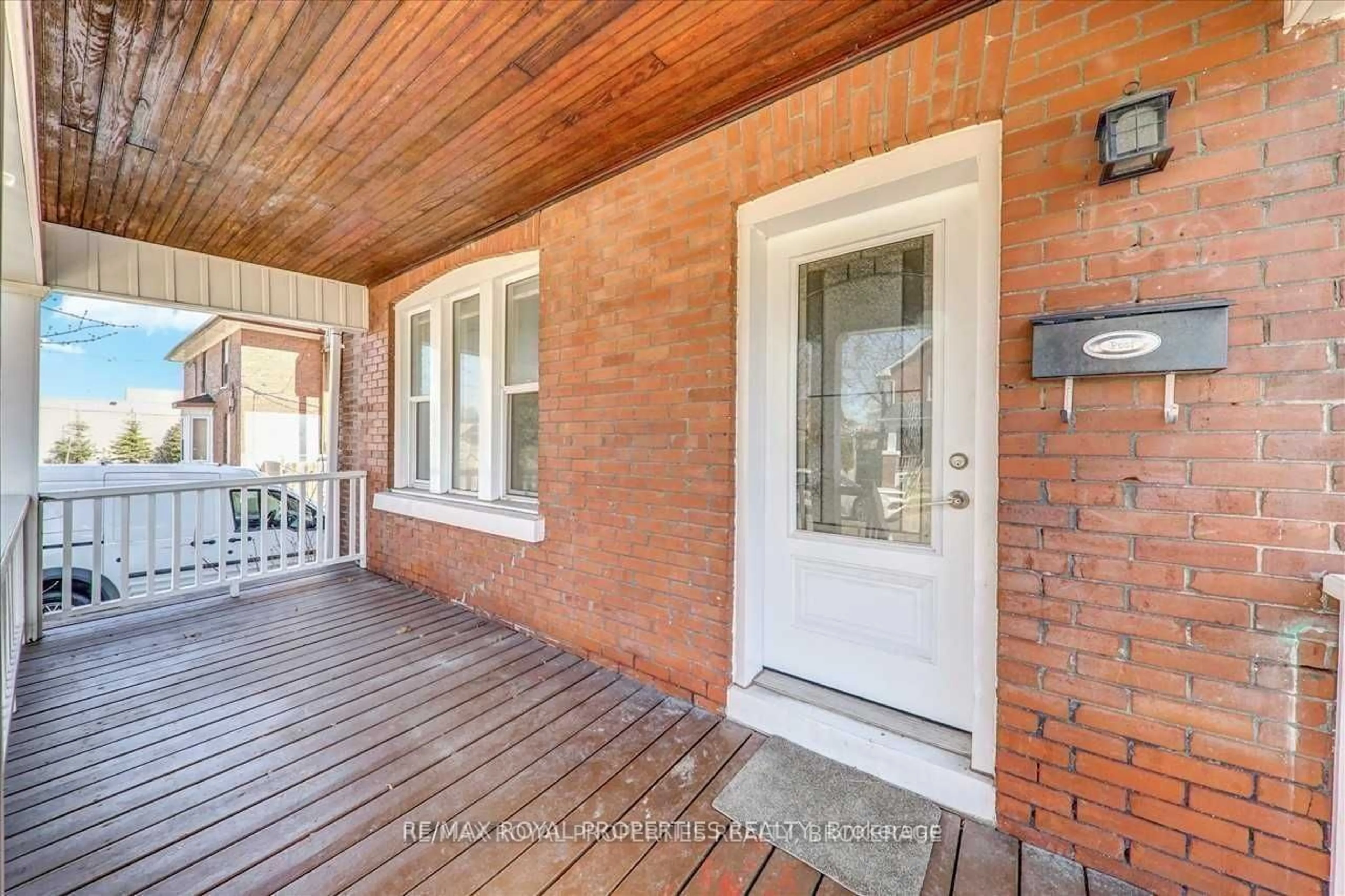 Indoor entryway for 159 Agnes St, Oshawa Ontario L1G 1V3
