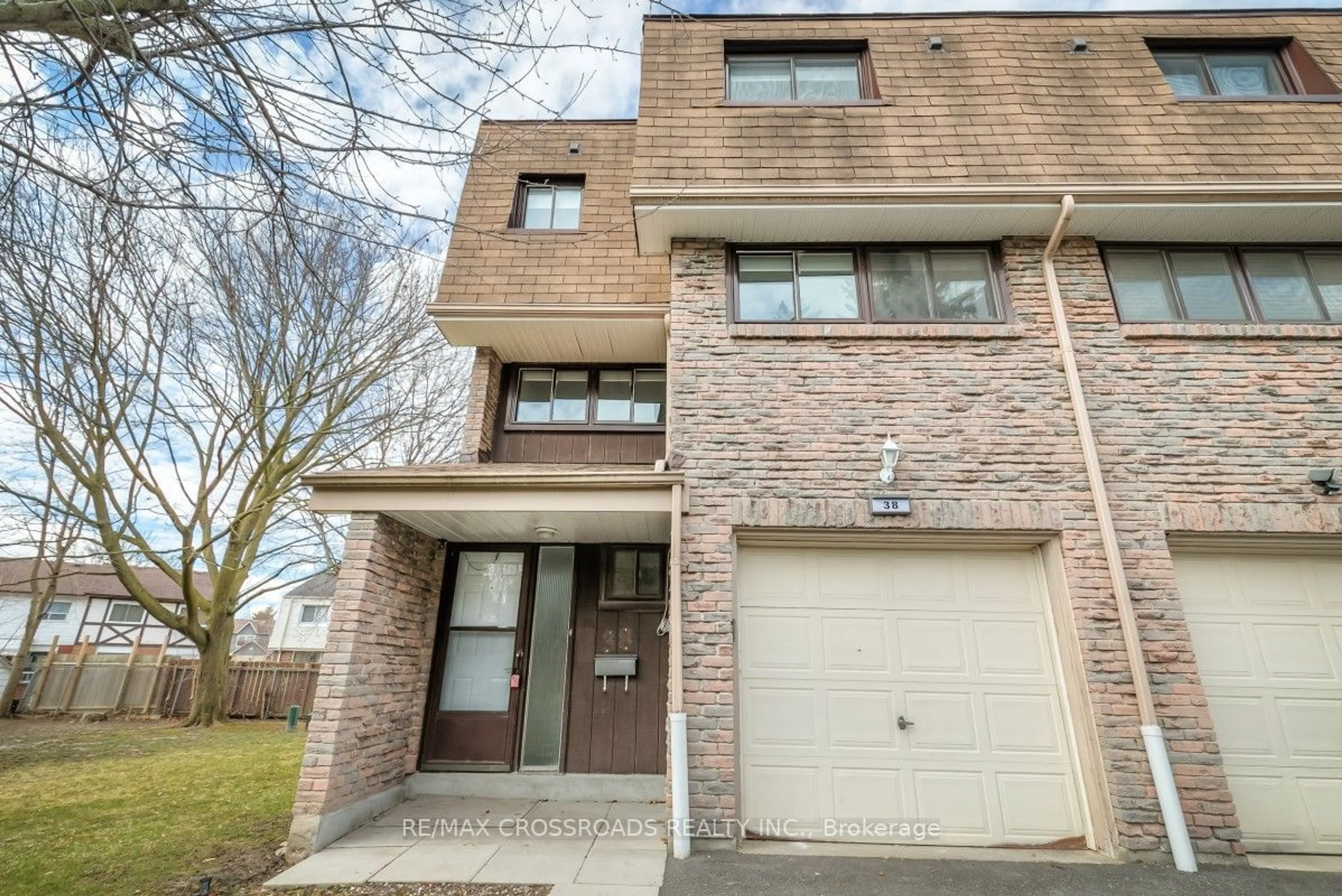A pic from exterior of the house or condo for 1958 Rosefield Rd ##38, Pickering Ontario L1V 3A9