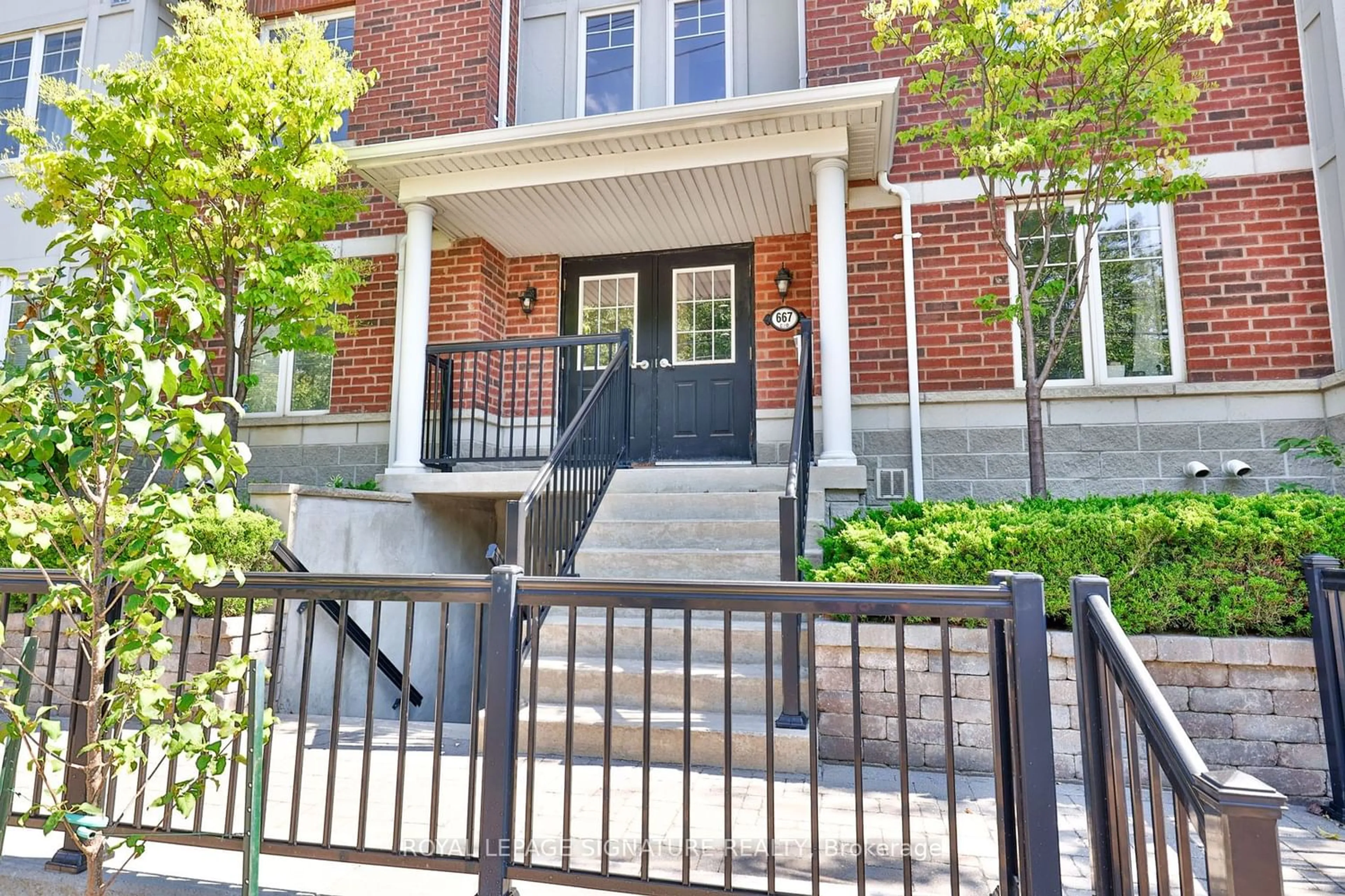 A pic from exterior of the house or condo for 667D Warden Ave #11, Toronto Ontario M1L 0G3