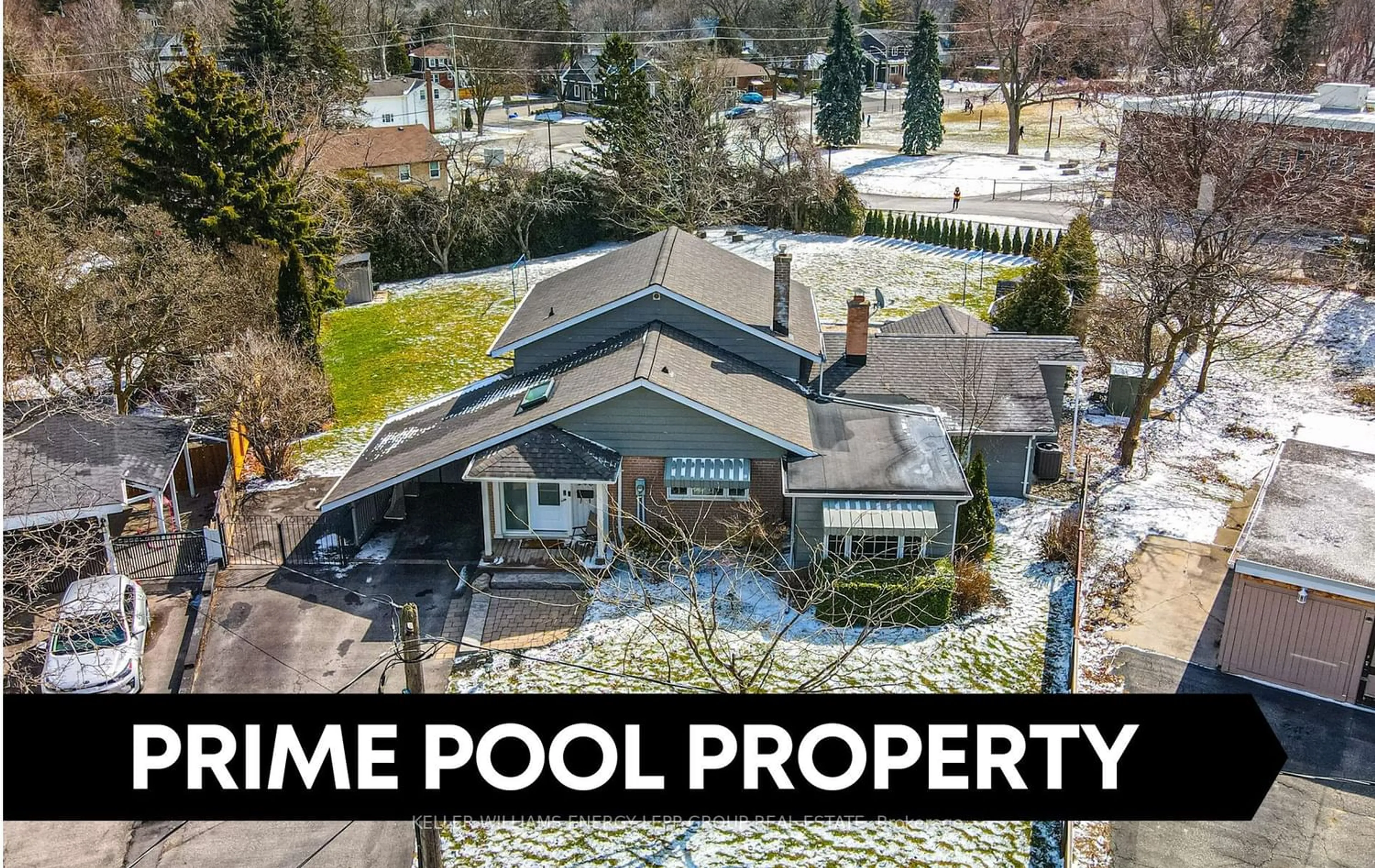 Indoor or outdoor pool for 146 Hillcrest Dr, Whitby Ontario L1N 3C2