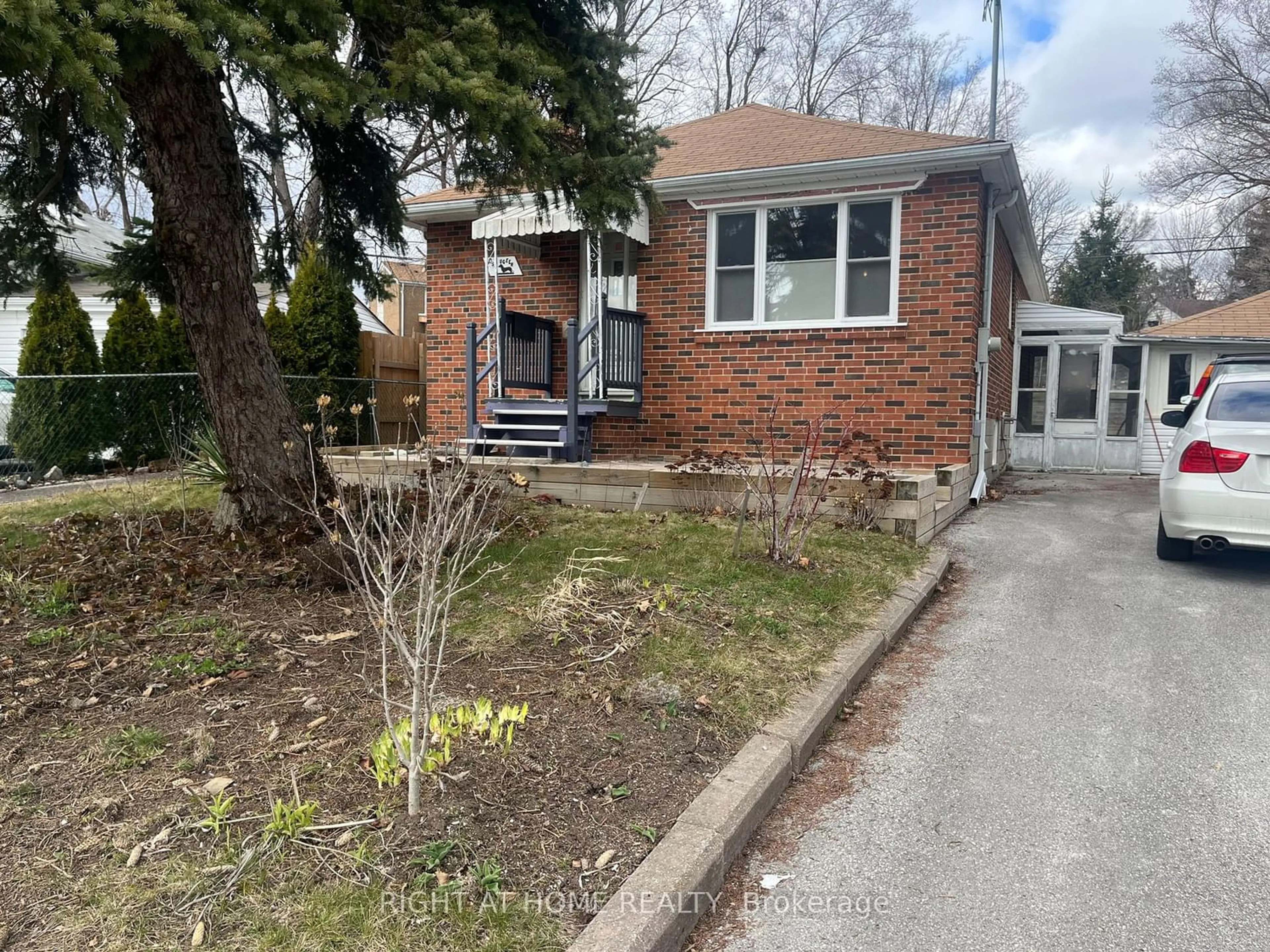 Frontside or backside of a home for 60 Saugeen Cres, Toronto Ontario M1K 3N1