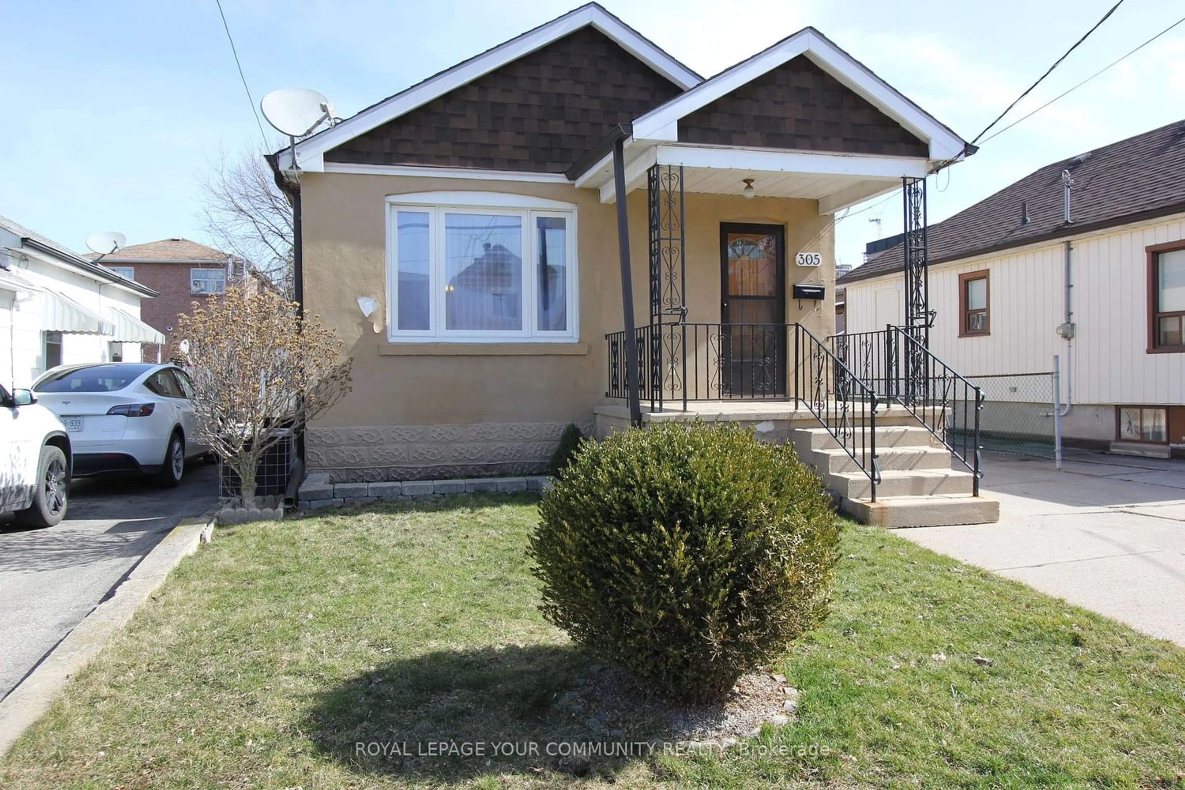 Home with unknown exterior material for 305 Westlake Ave, Toronto Ontario M4C 4T8