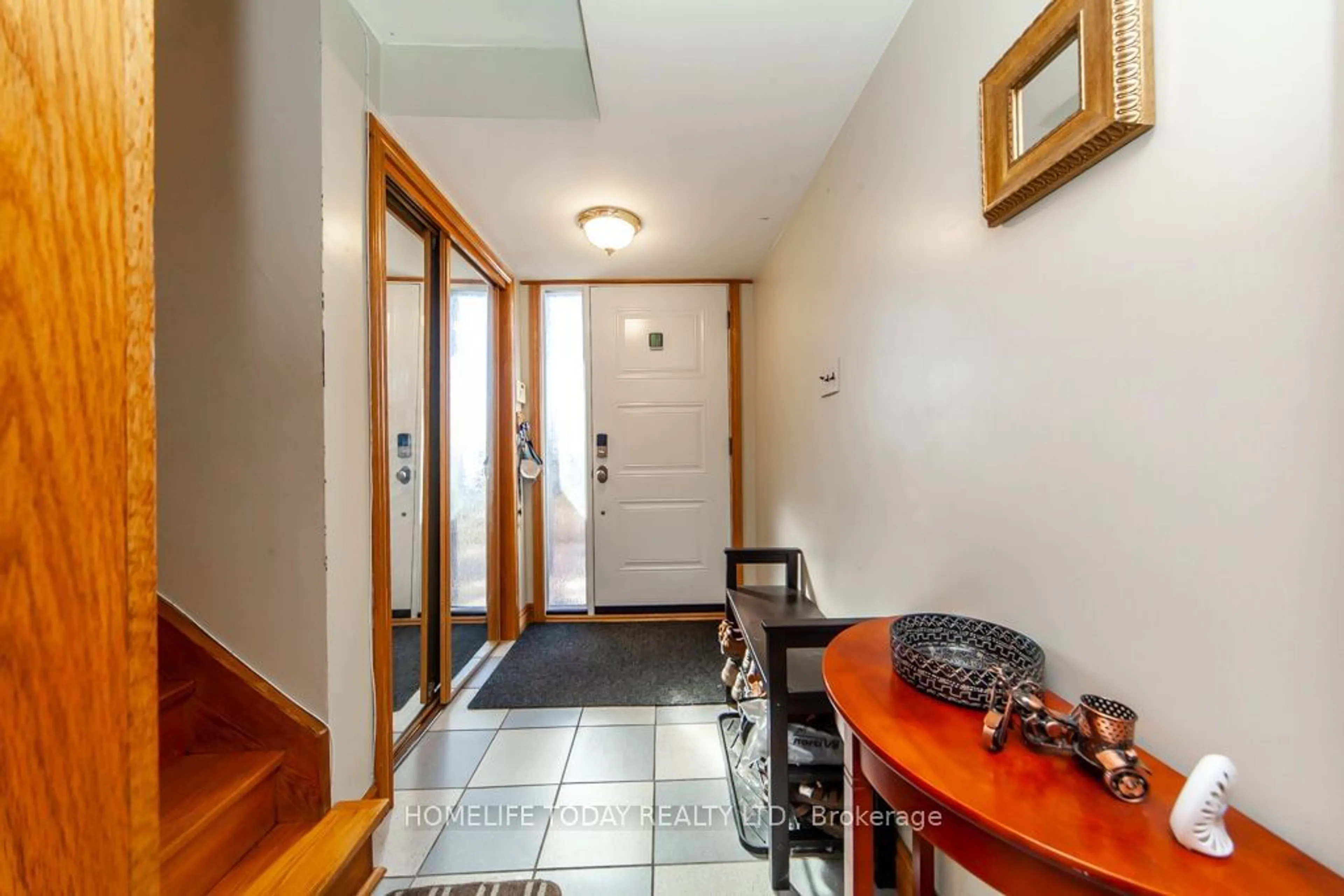 Indoor foyer for 205 Frances St, Whitby Ontario L1N 5G9