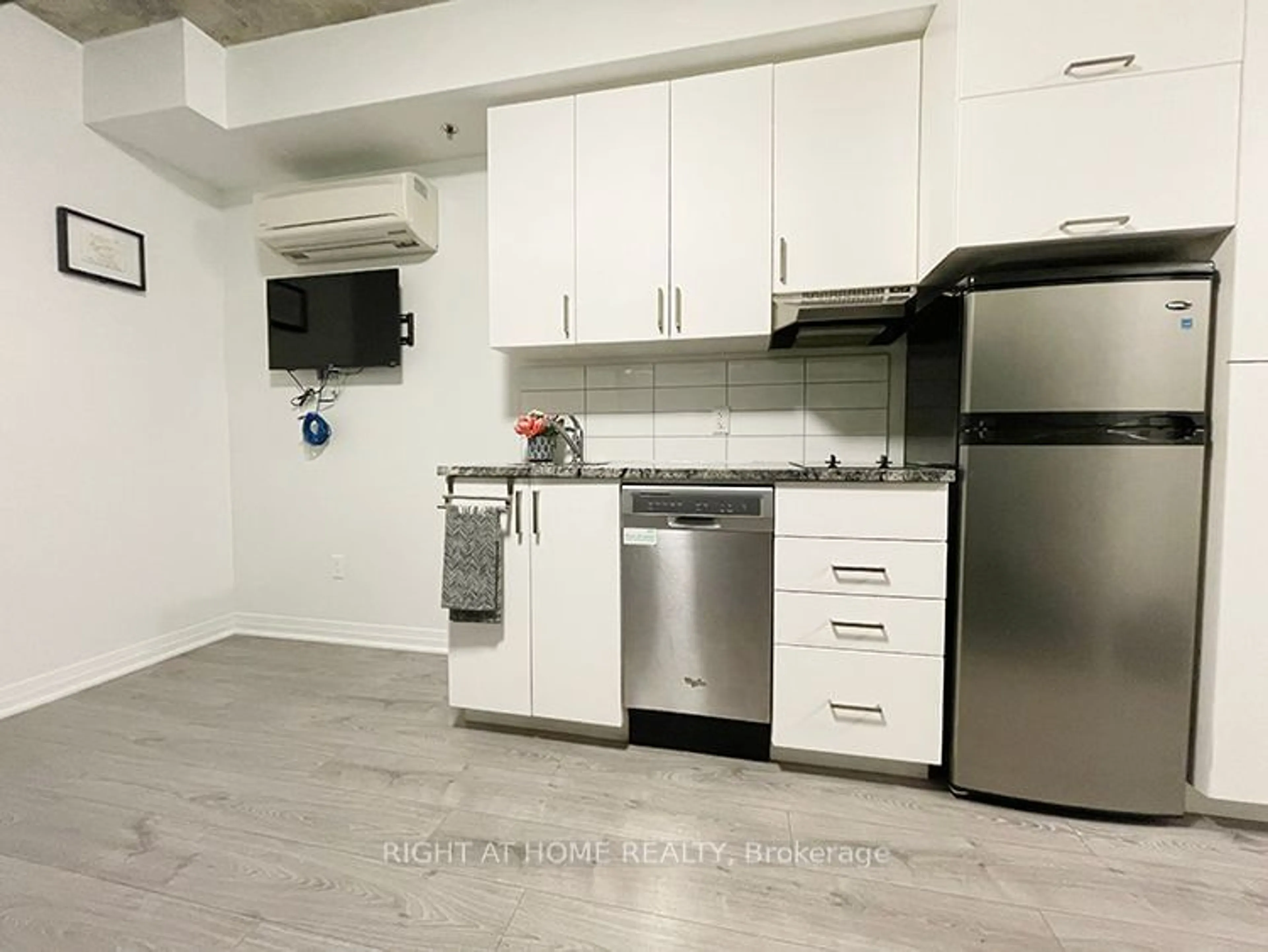 Standard kitchen for 1900 Simcoe St #338, Oshawa Ontario L1G 4Y3