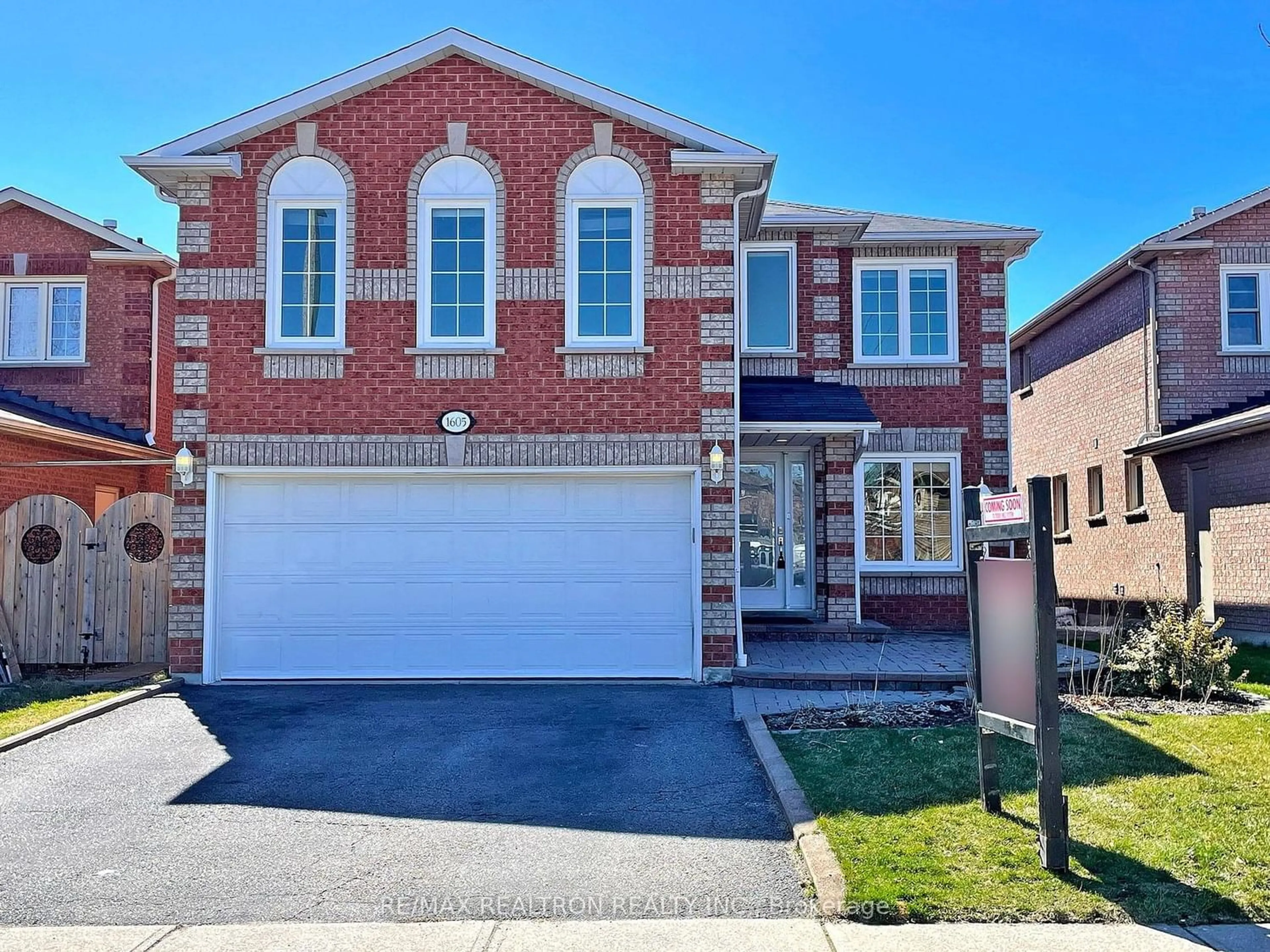 Home with brick exterior material for 1605 Seguin Sq, Pickering Ontario L1V 6T4