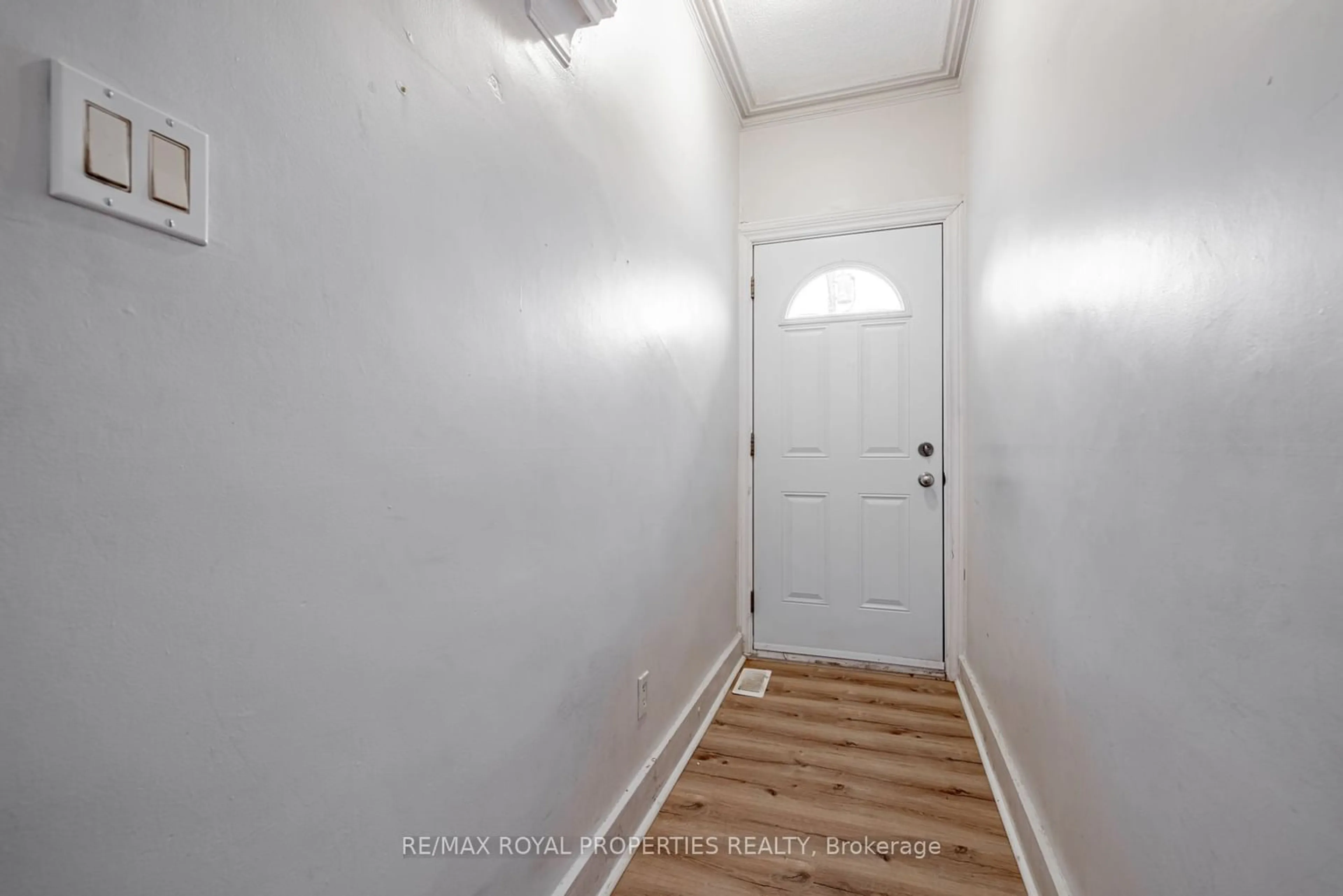 Indoor entryway for 116 Summer St, Oshawa Ontario L1H 2K9