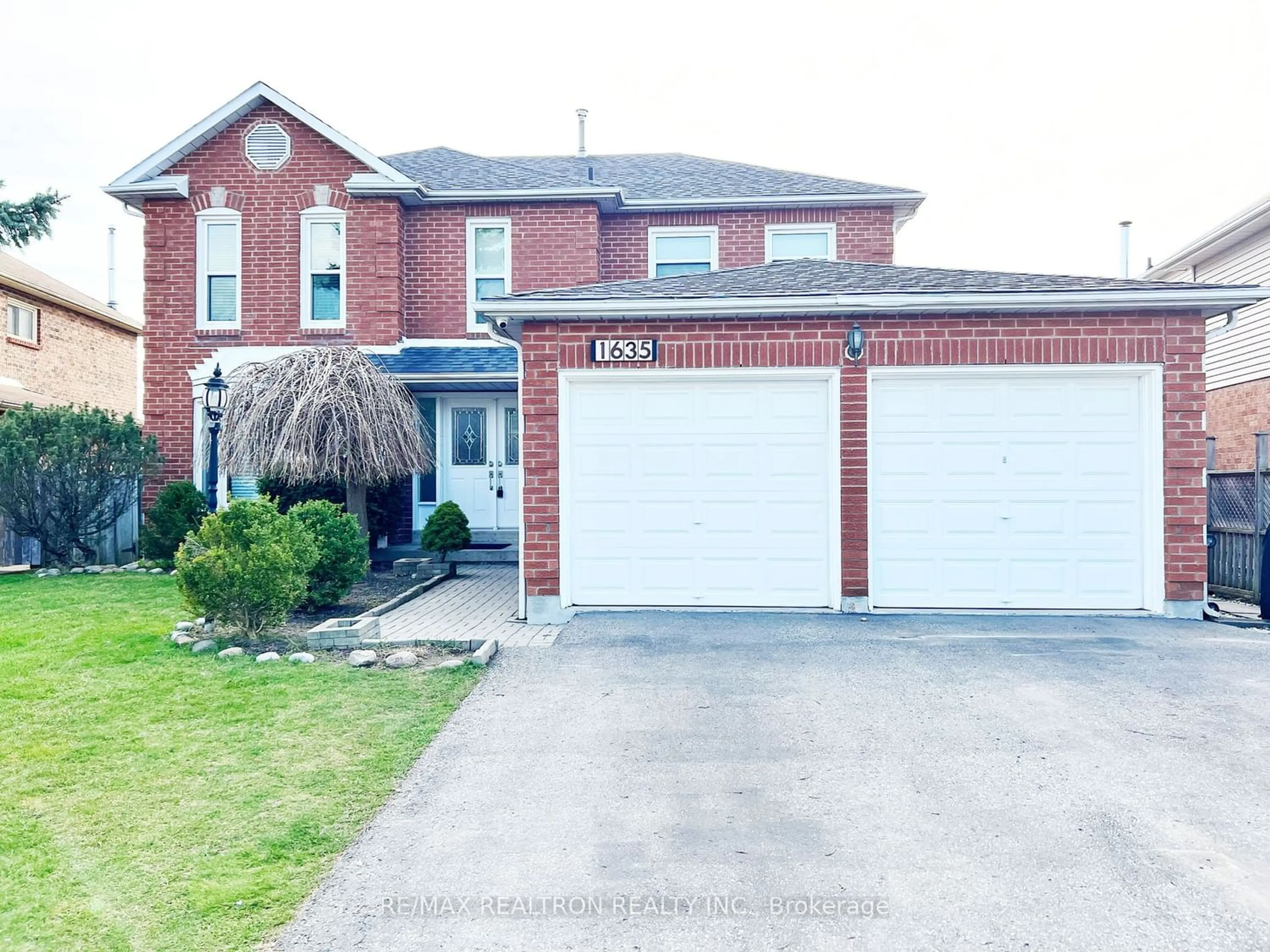 Frontside or backside of a home for 1635 Major Oaks Rd, Pickering Ontario L1X 2G4