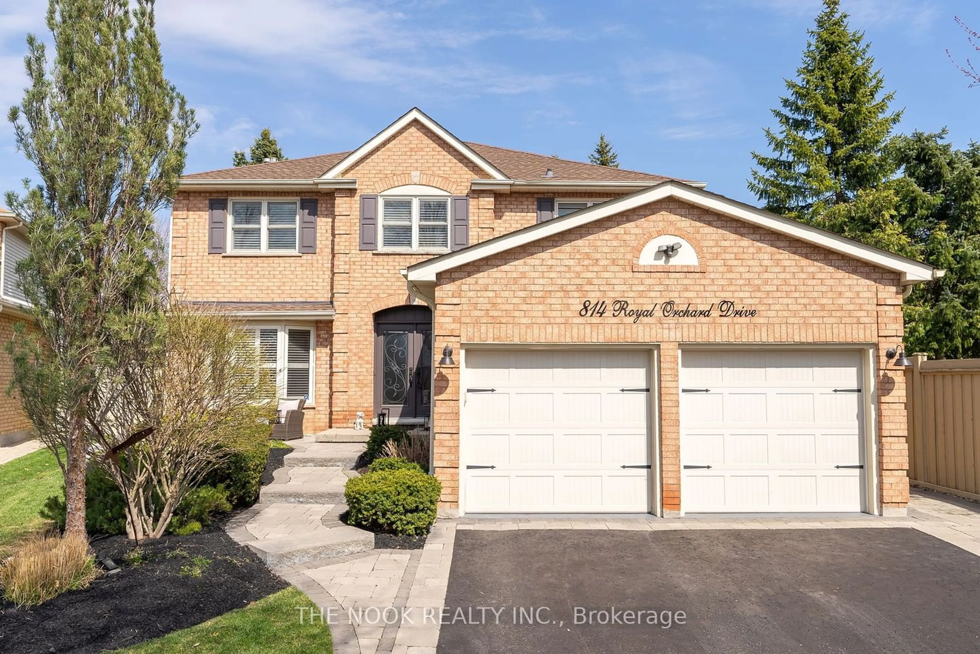 Home with brick exterior material for 814 Royal Orchard Dr, Oshawa Ontario L1K 1Z8