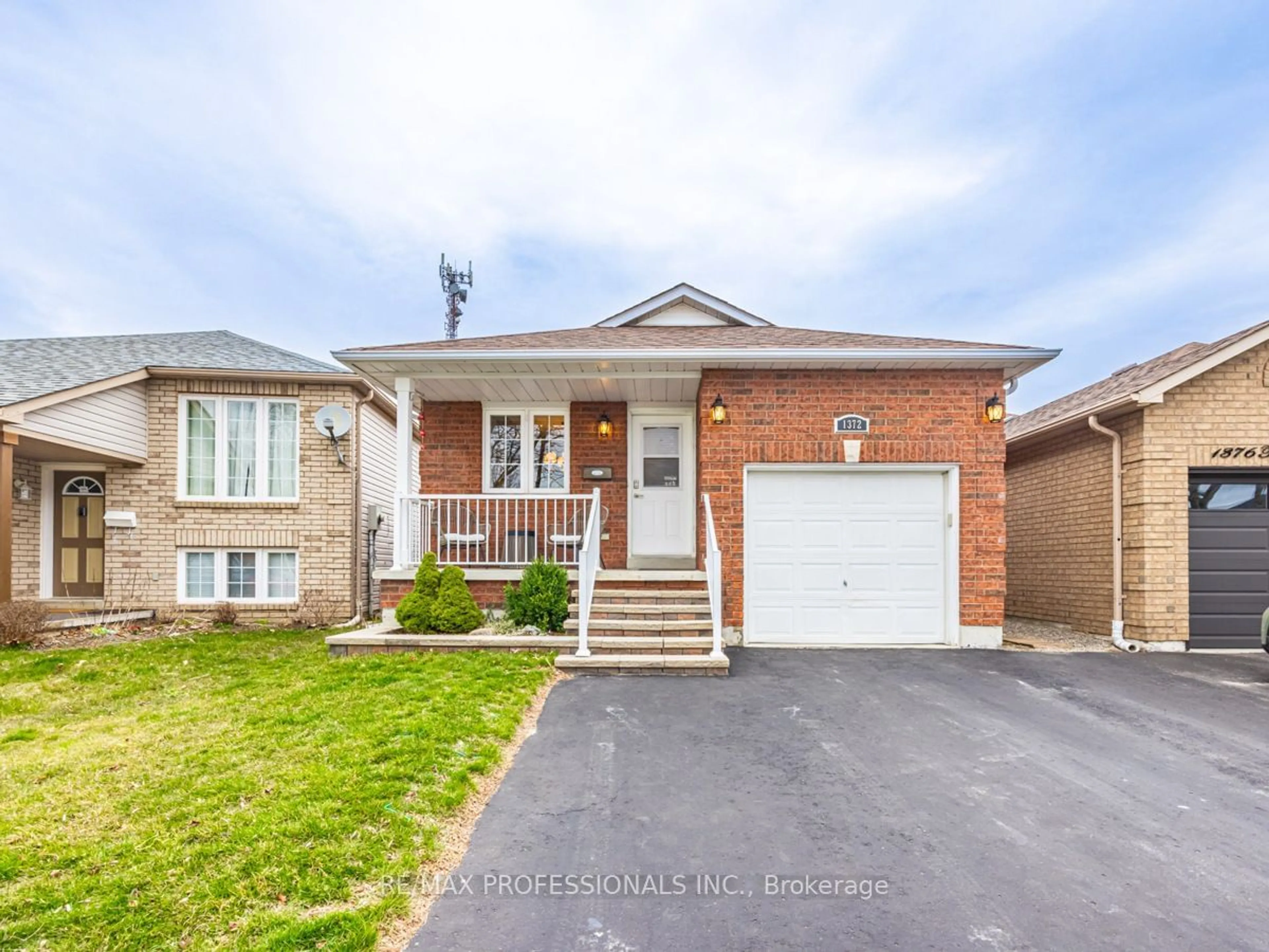 Home with brick exterior material for 1372 Trowbridge Dr, Oshawa Ontario L1G 7L1