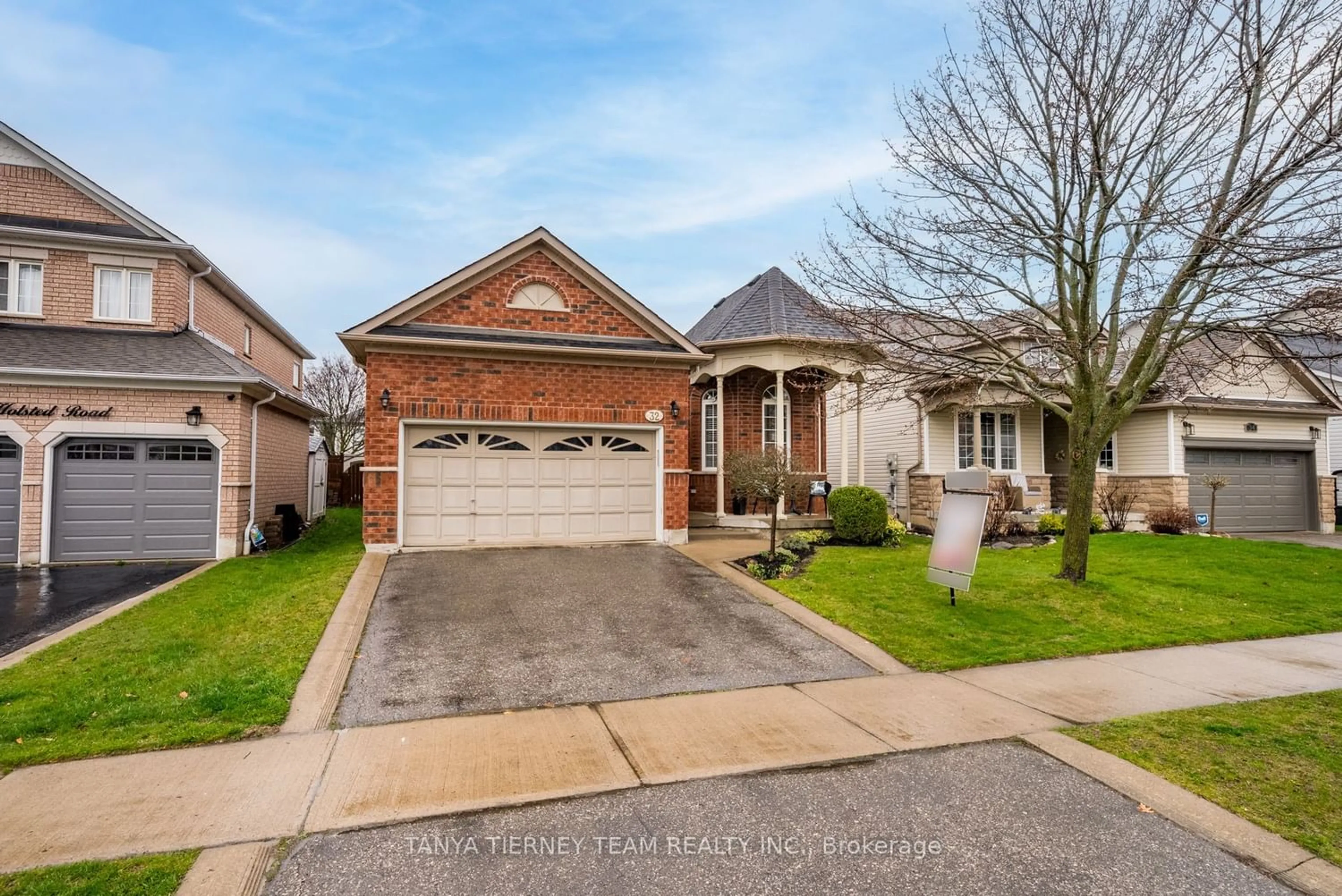 Frontside or backside of a home for 32 Holsted Rd, Whitby Ontario L1M 2B9