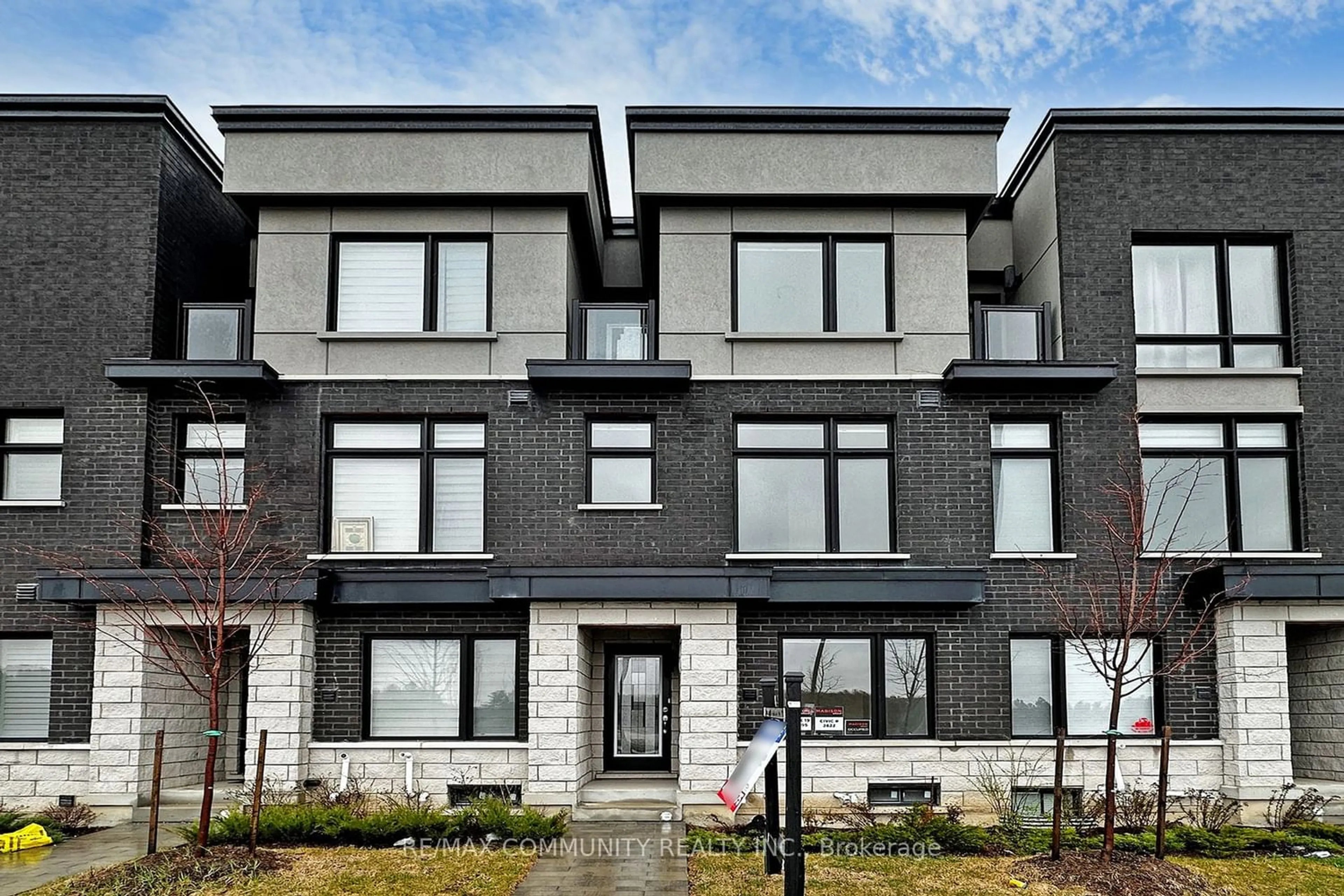 A pic from exterior of the house or condo for 2622 Castlegate Crossing, Pickering Ontario L1X 0H9