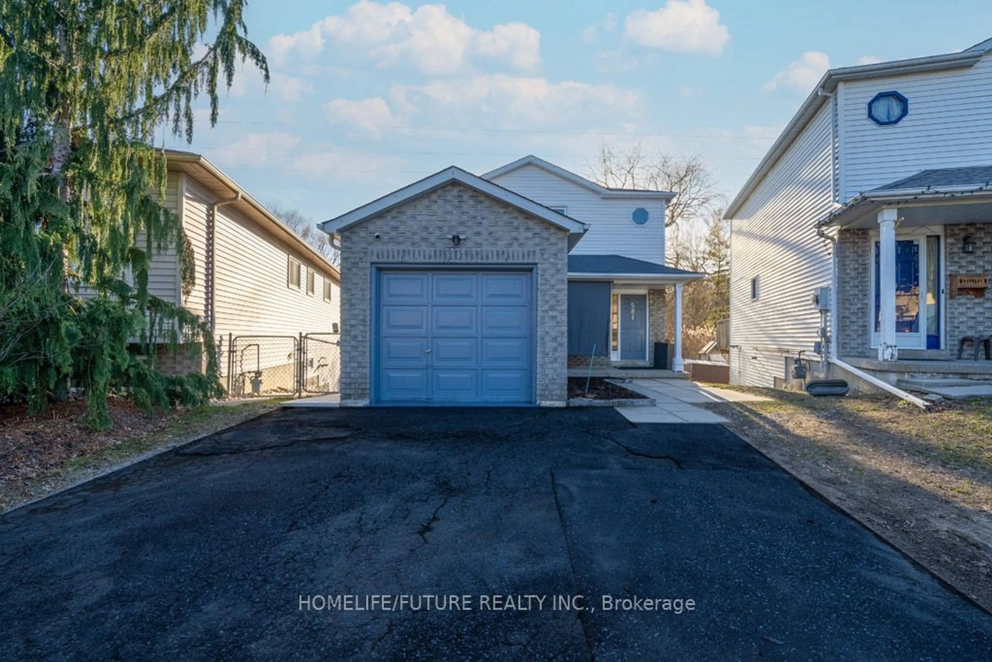 Frontside or backside of a home for 581 Pondtail Crt, Oshawa Ontario L1K 2C7