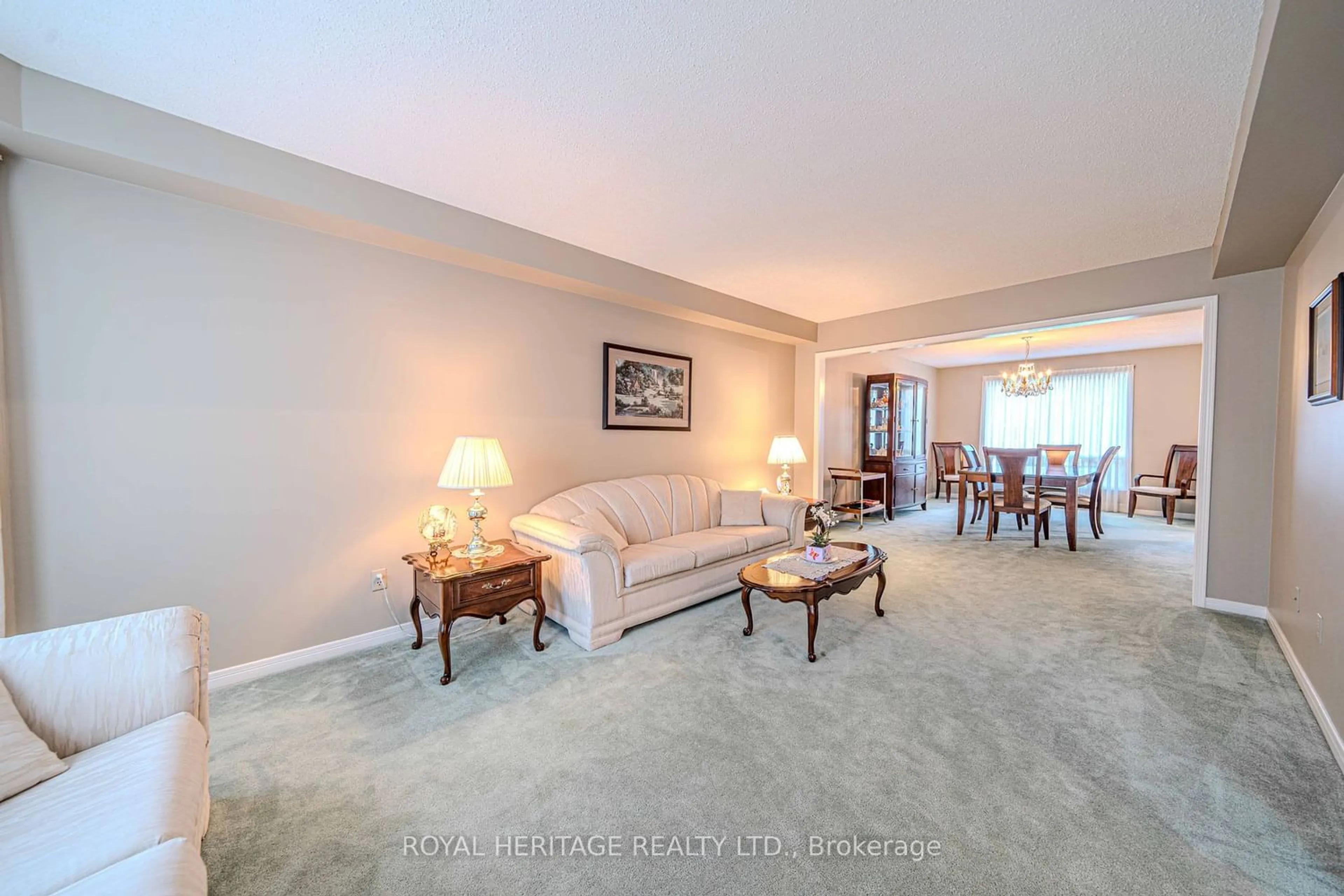 Living room for 877 Darwin Dr, Pickering Ontario L1X 2P7