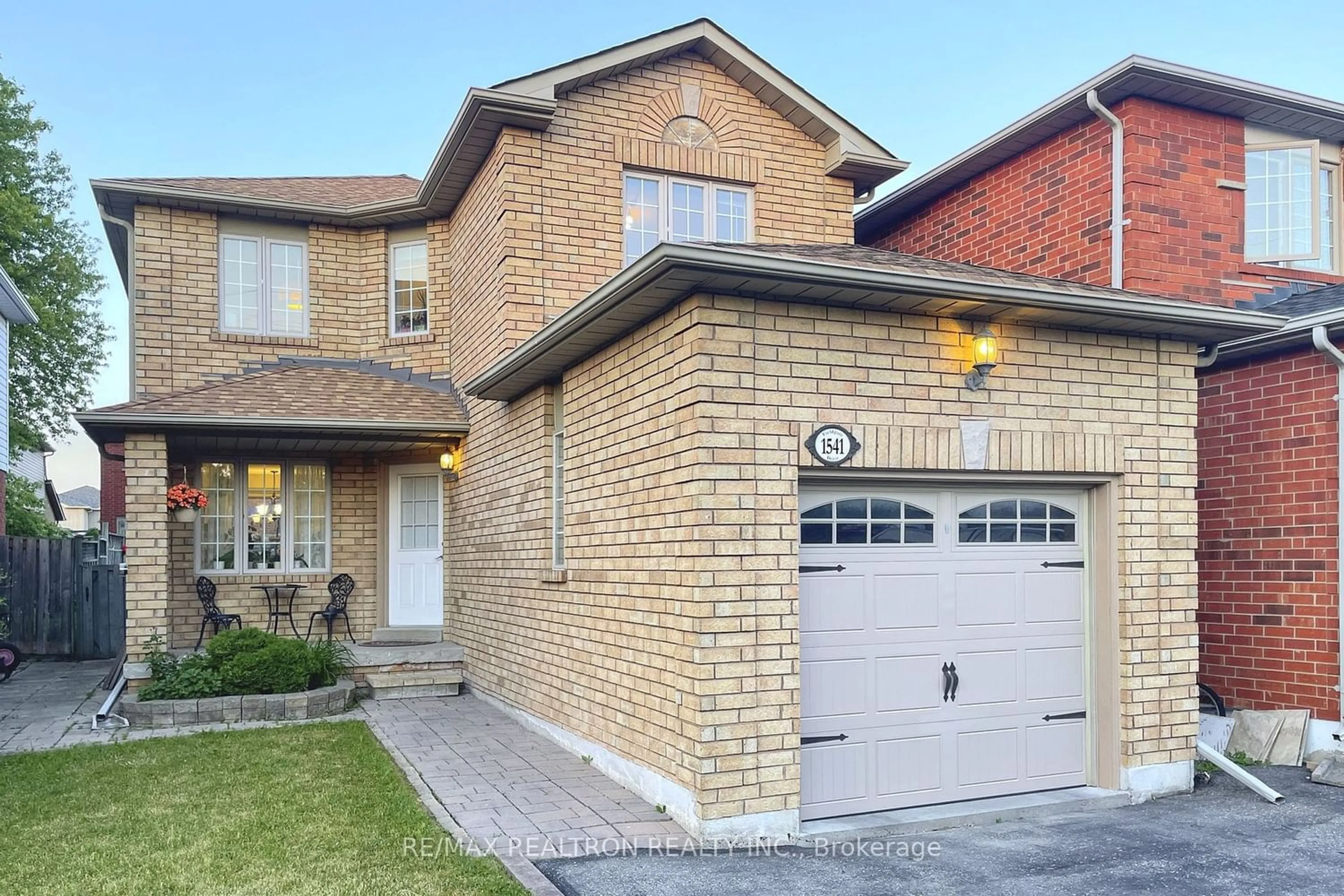 Home with brick exterior material for 1541 Fieldgate Dr, Oshawa Ontario L1K 2L5