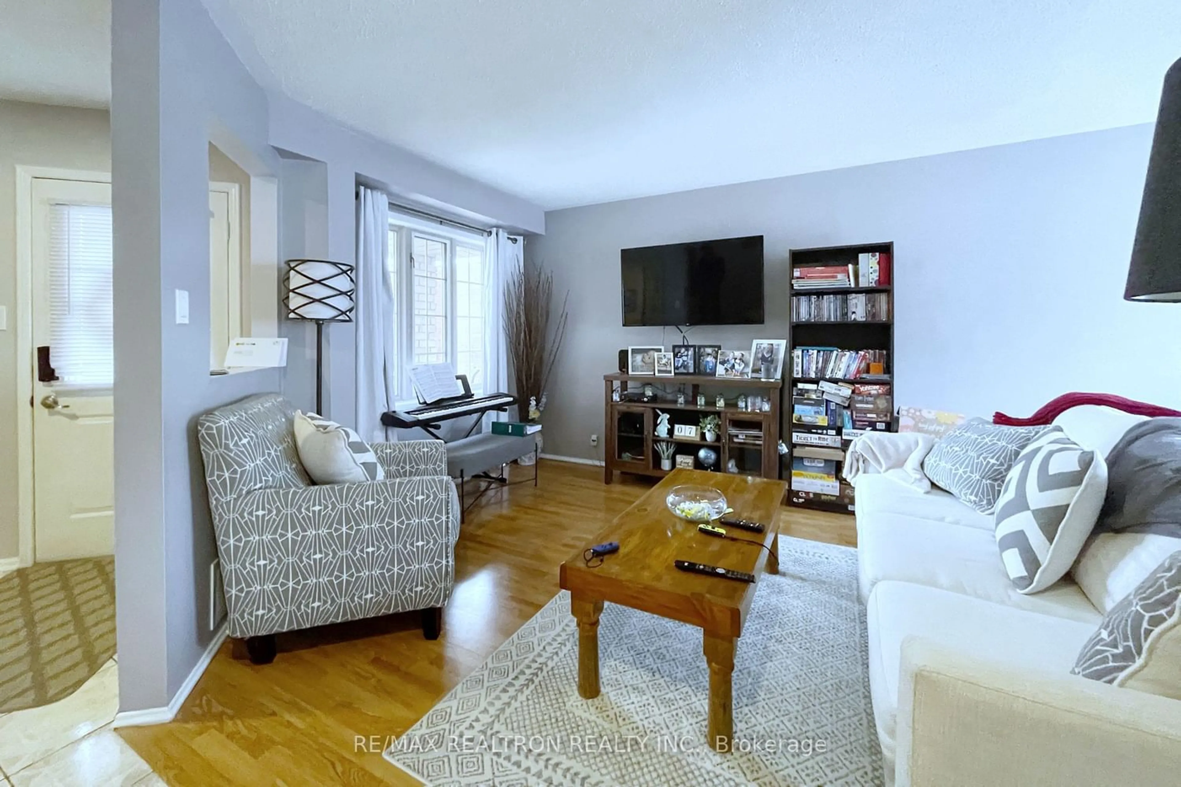 Living room for 1541 Fieldgate Dr, Oshawa Ontario L1K 2L5