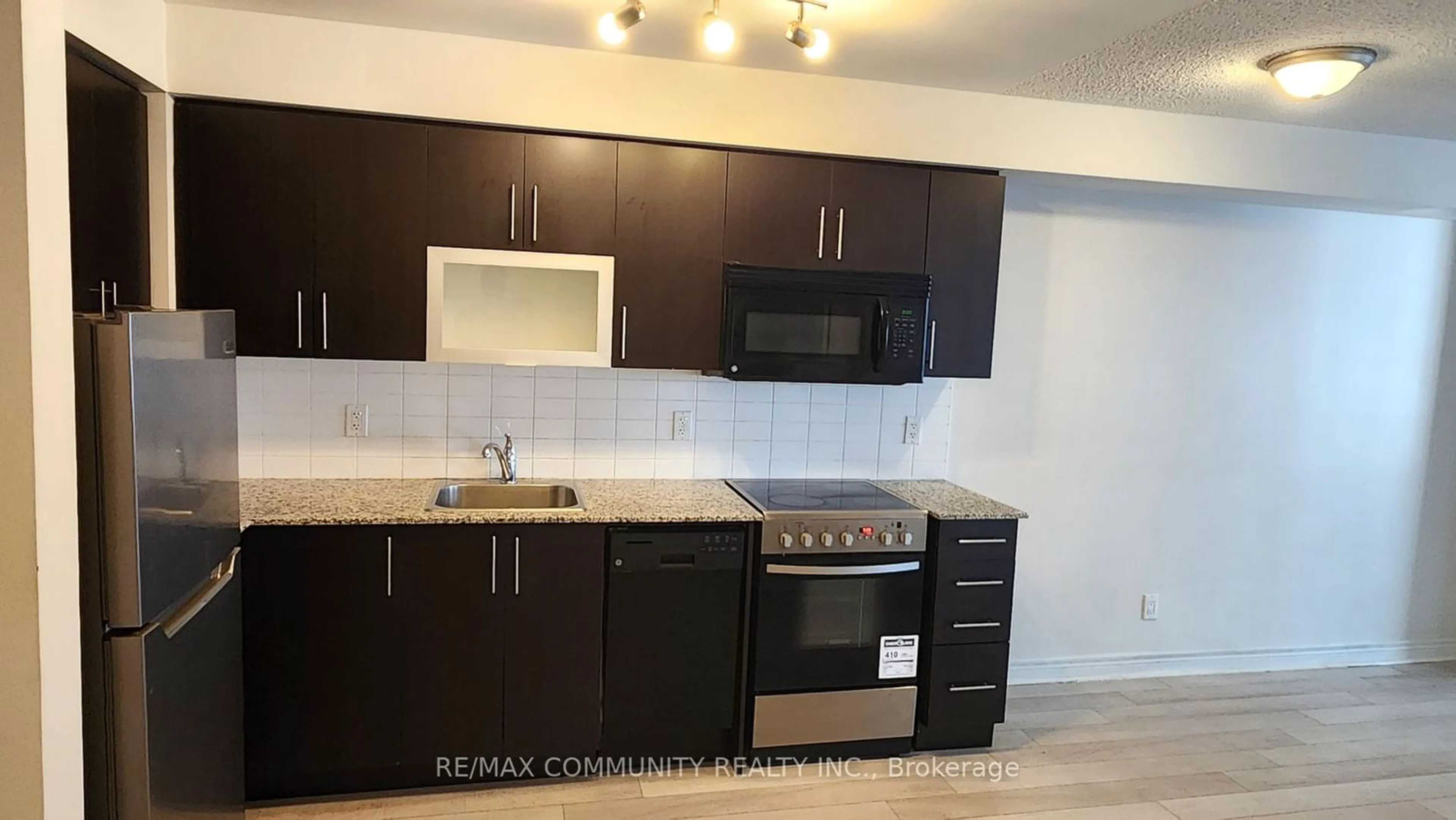 Standard kitchen for 50 Town Centre Crt #410, Toronto Ontario M1P 0A9
