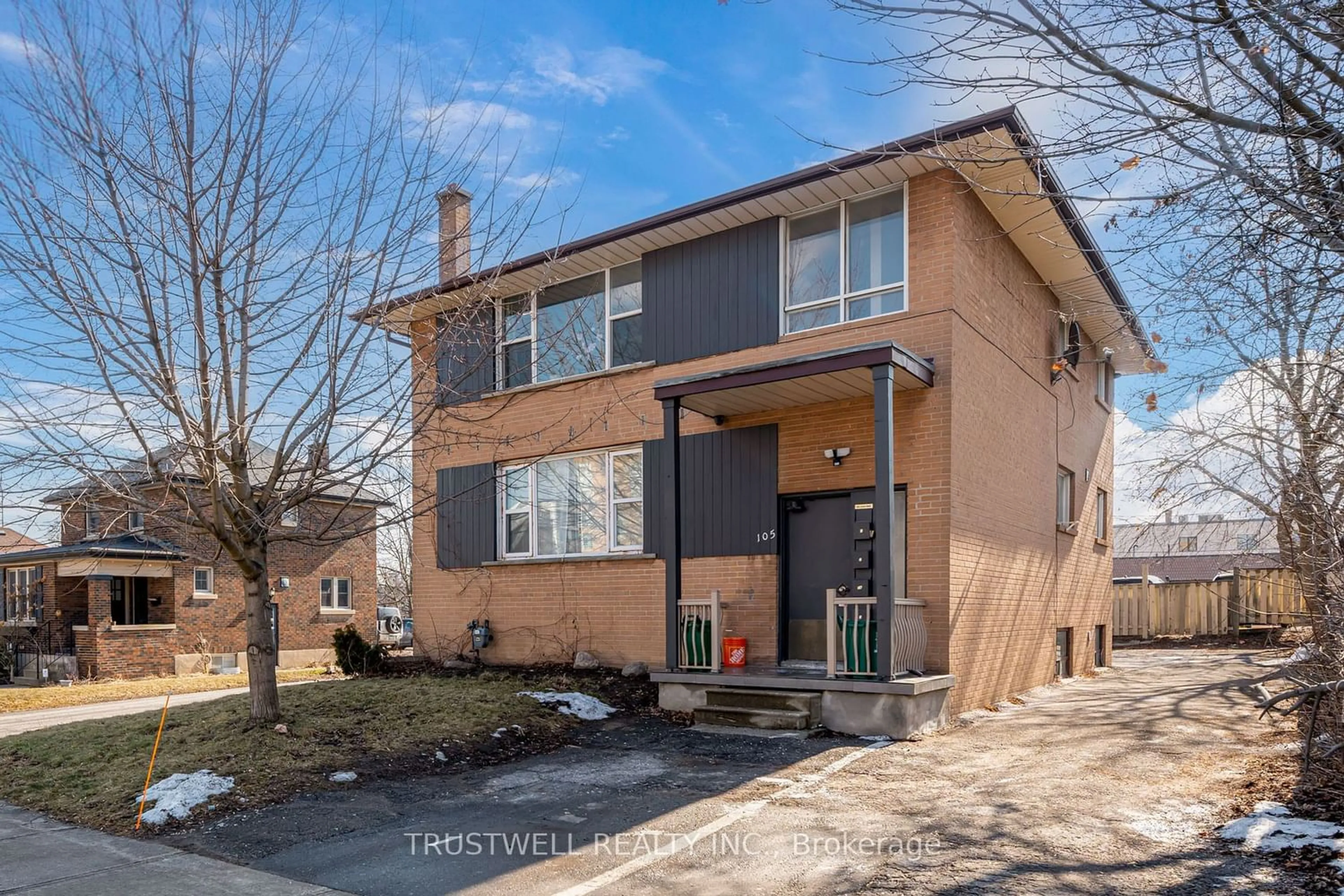 Frontside or backside of a home for 105 Mary St, Whitby Ontario L1N 2P3