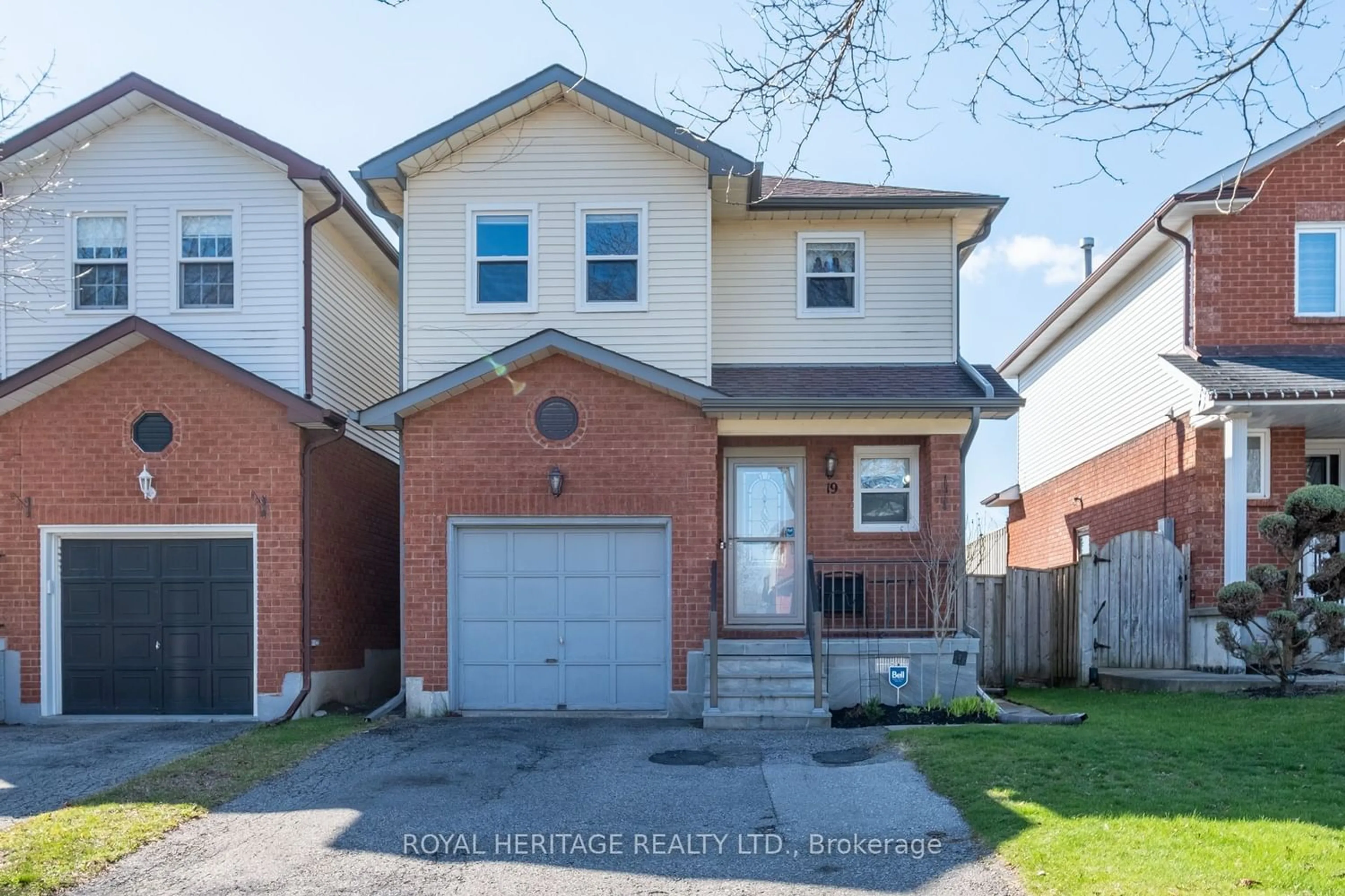Frontside or backside of a home for 19 Turnberry Cres, Clarington Ontario L1E 1A7