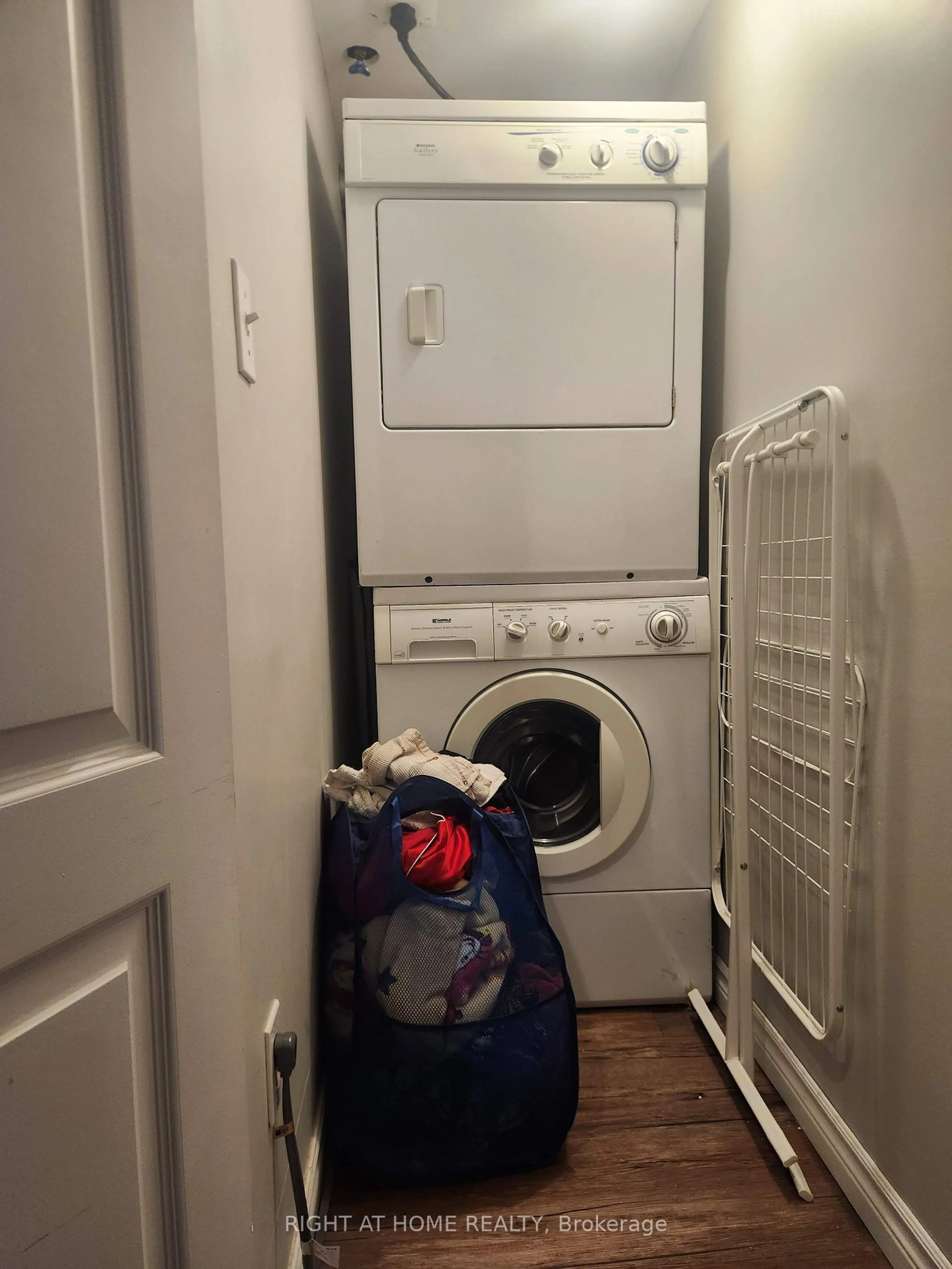 Laundry room for 6 Thorncroft Cres, Ajax Ontario L1S 2S2