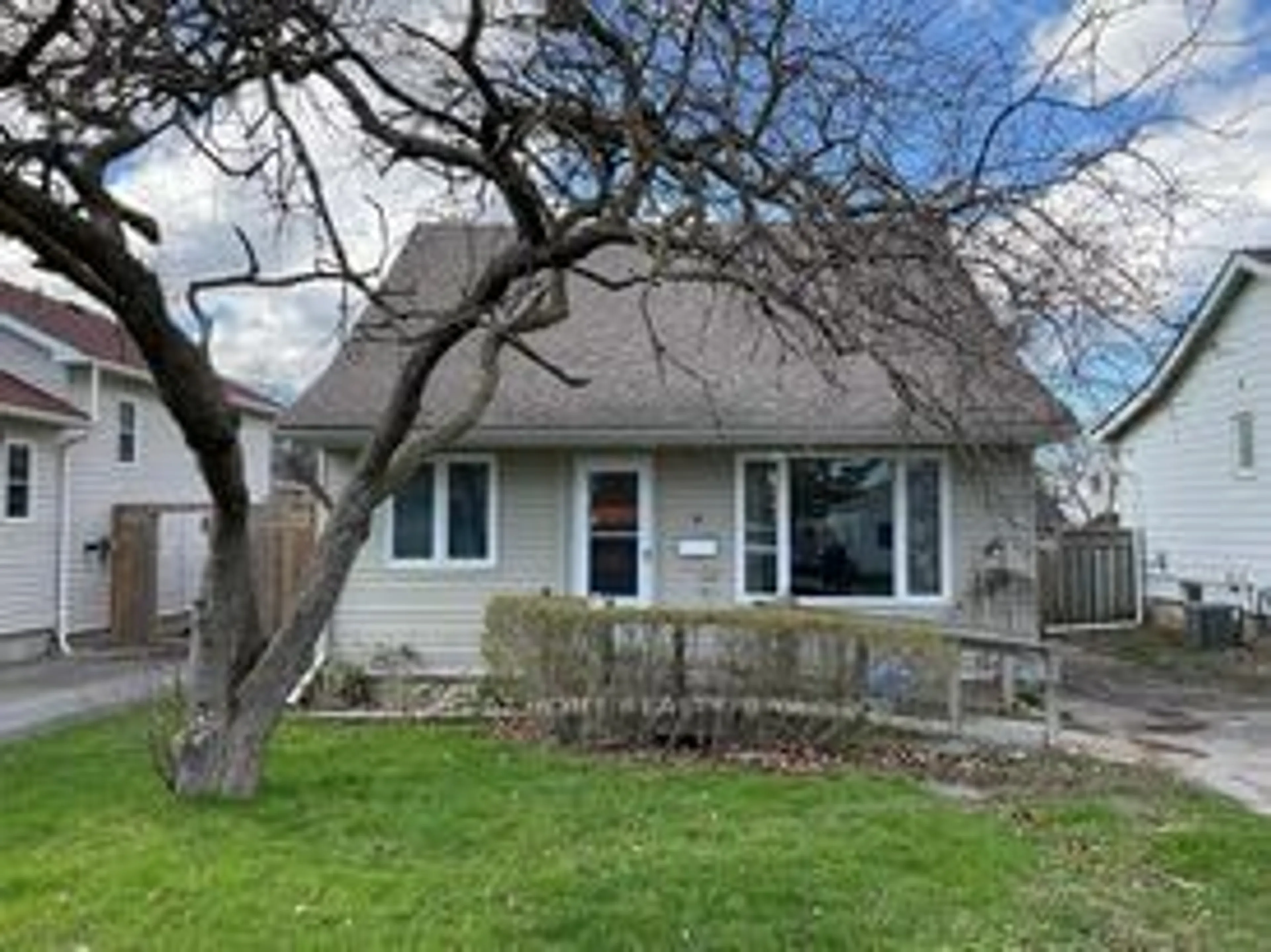 Frontside or backside of a home for 8 Ontario St, Ajax Ontario L1S 1T5