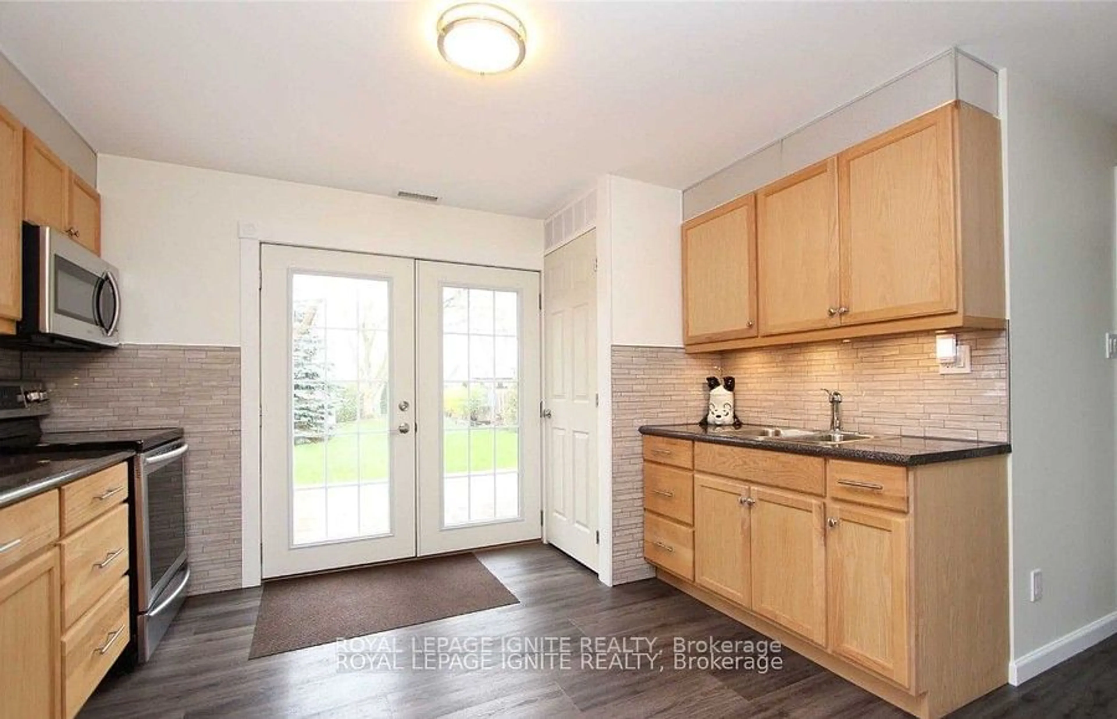 Standard kitchen for 1010 Byron St, Whitby Ontario L1N 4P3