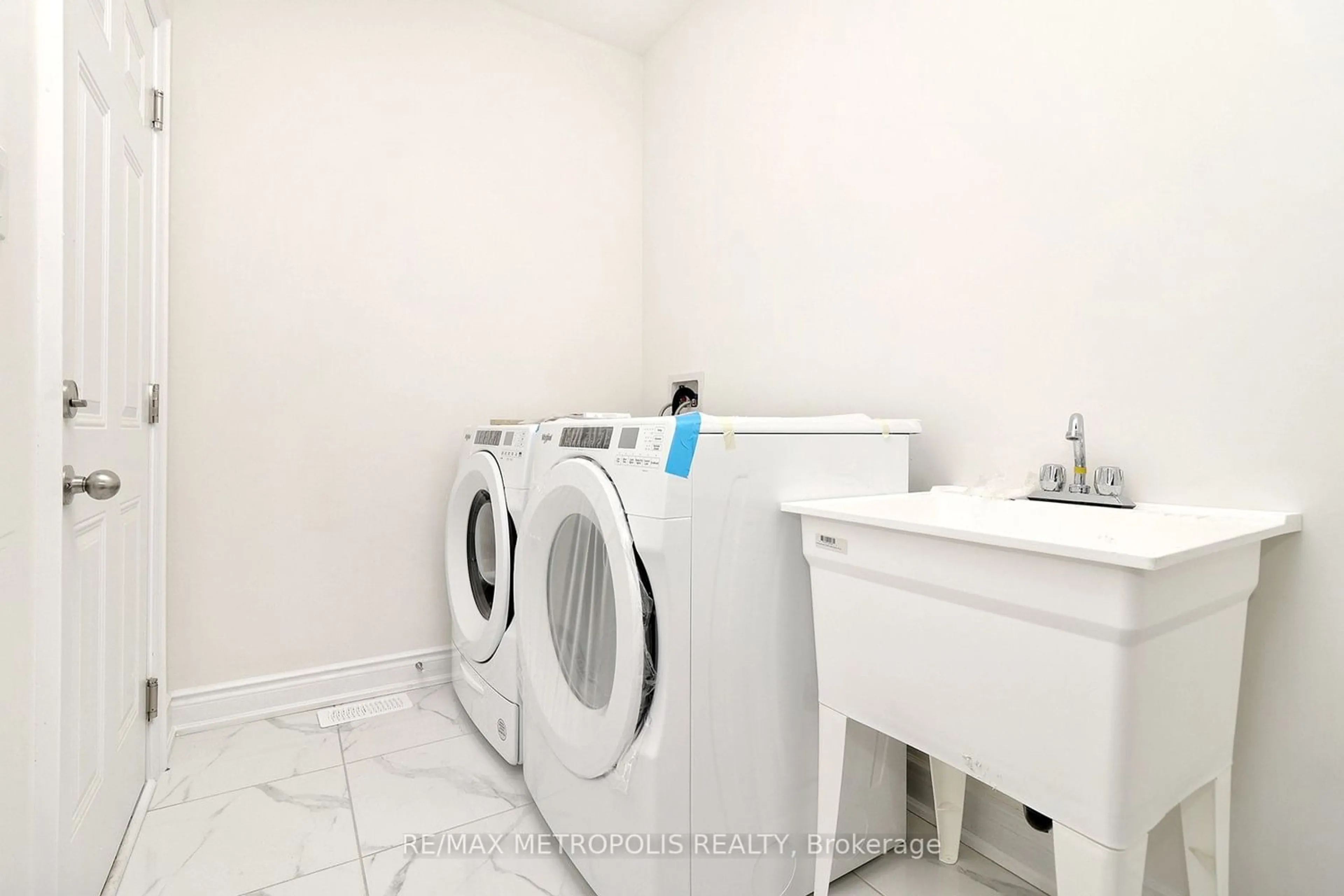 Laundry room for 6 Lake Trail Way, Whitby Ontario L1M 0M3