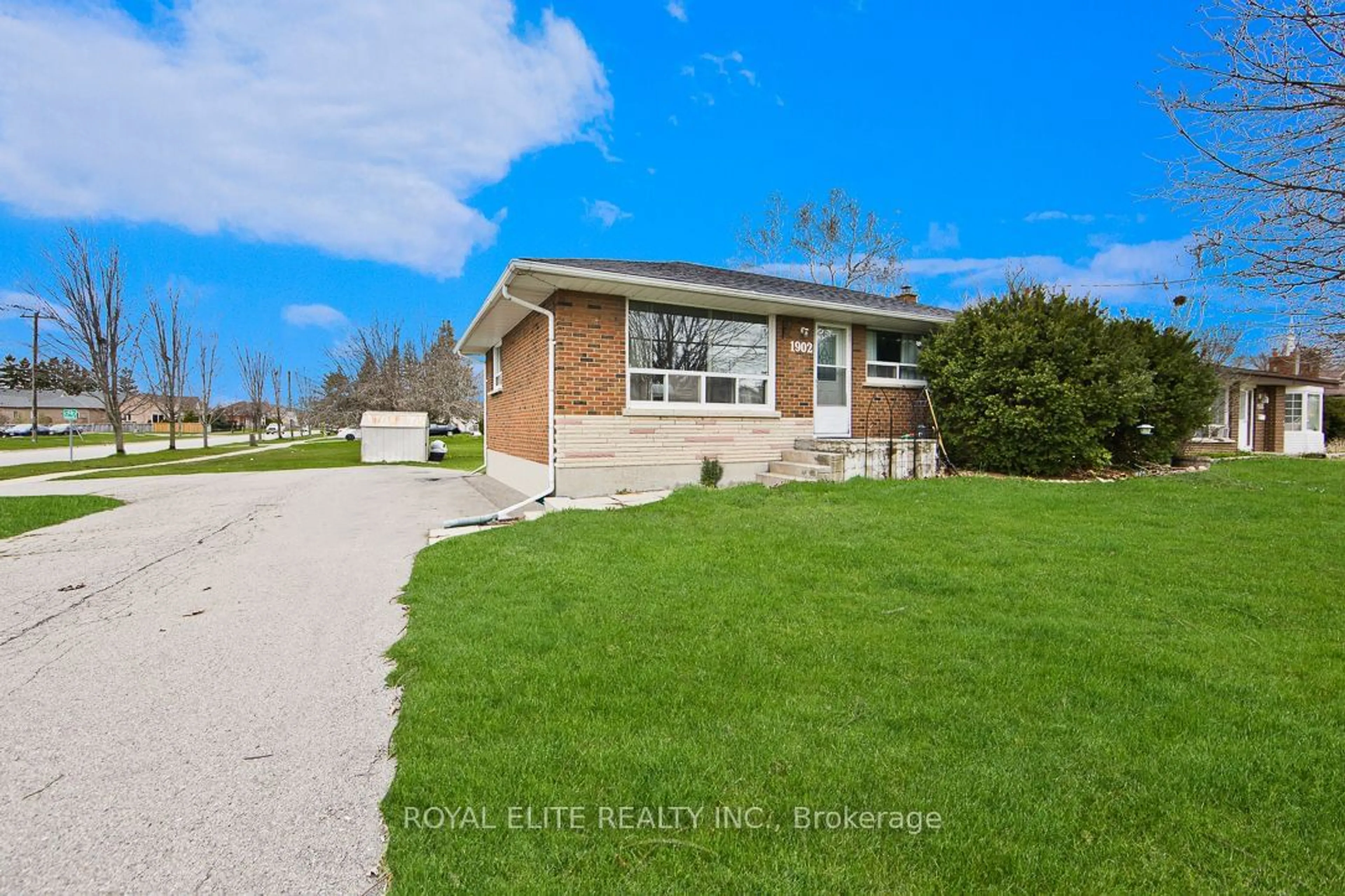 Frontside or backside of a home for 1902 Rossland Rd, Whitby Ontario L1N 3P5