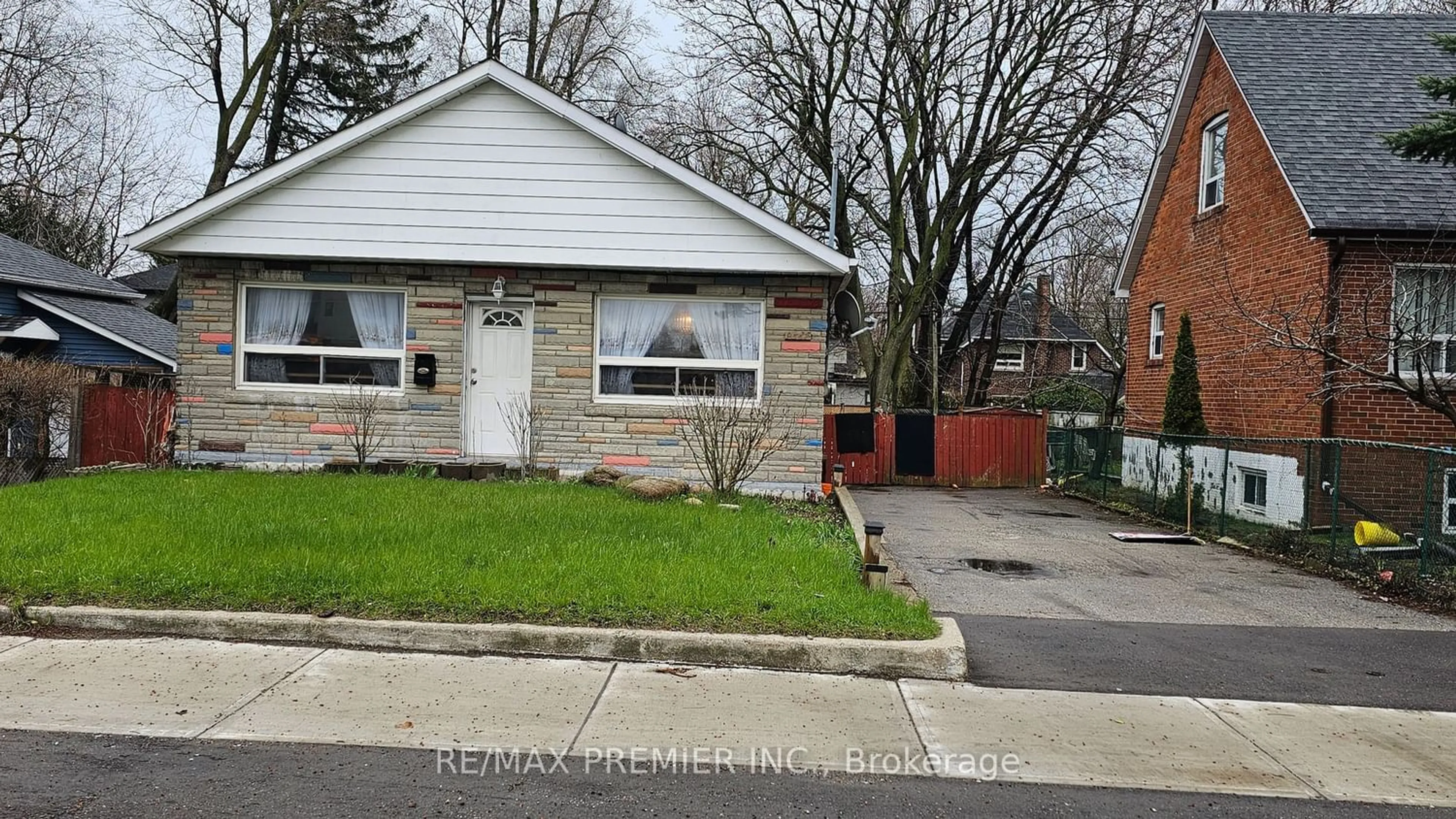 Frontside or backside of a home for 2567 Kingston Rd, Toronto Ontario M1M 1M1