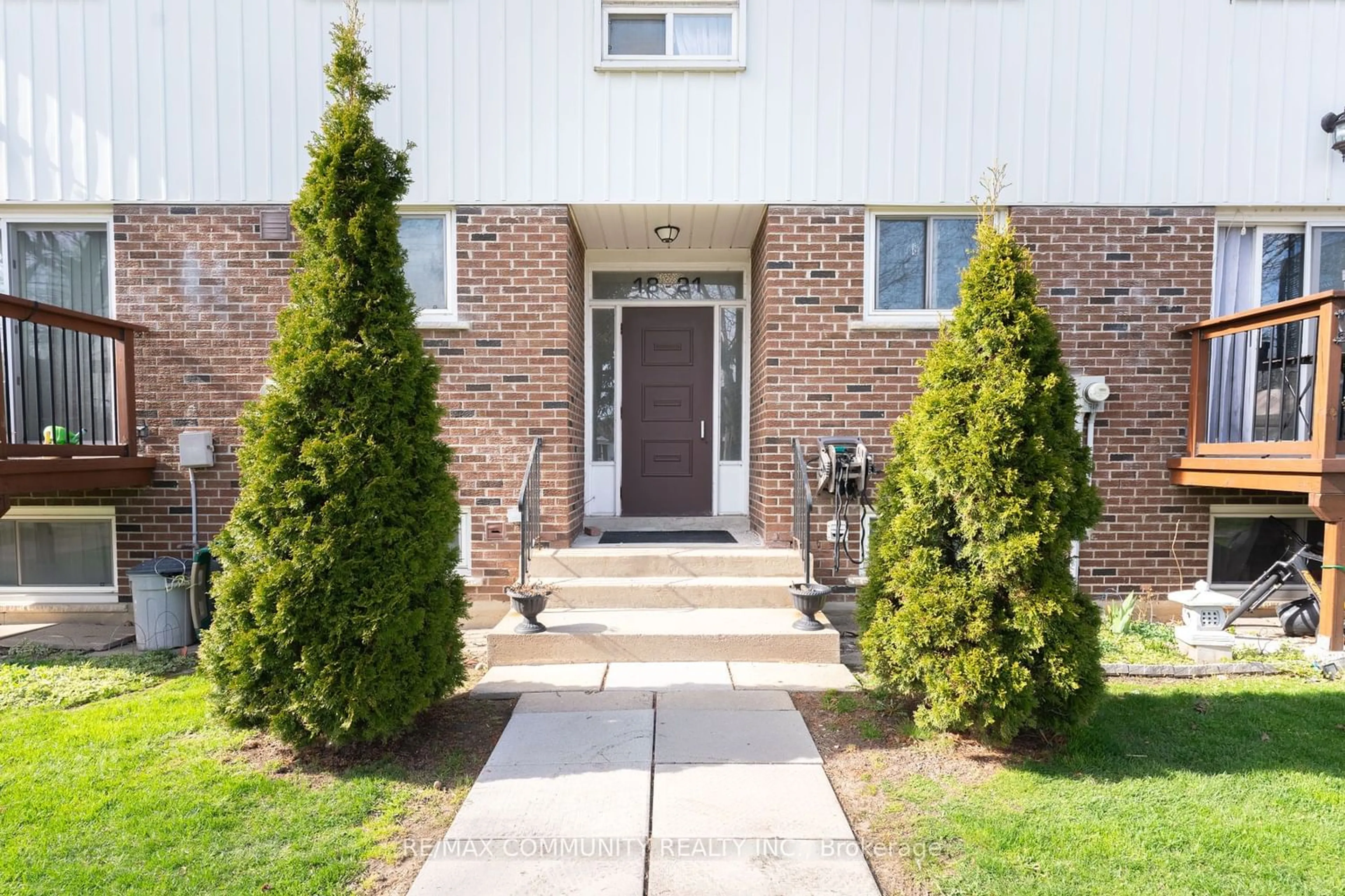 A pic from exterior of the house or condo for 2 White Abbey Park #19, Toronto Ontario M1R 5A1