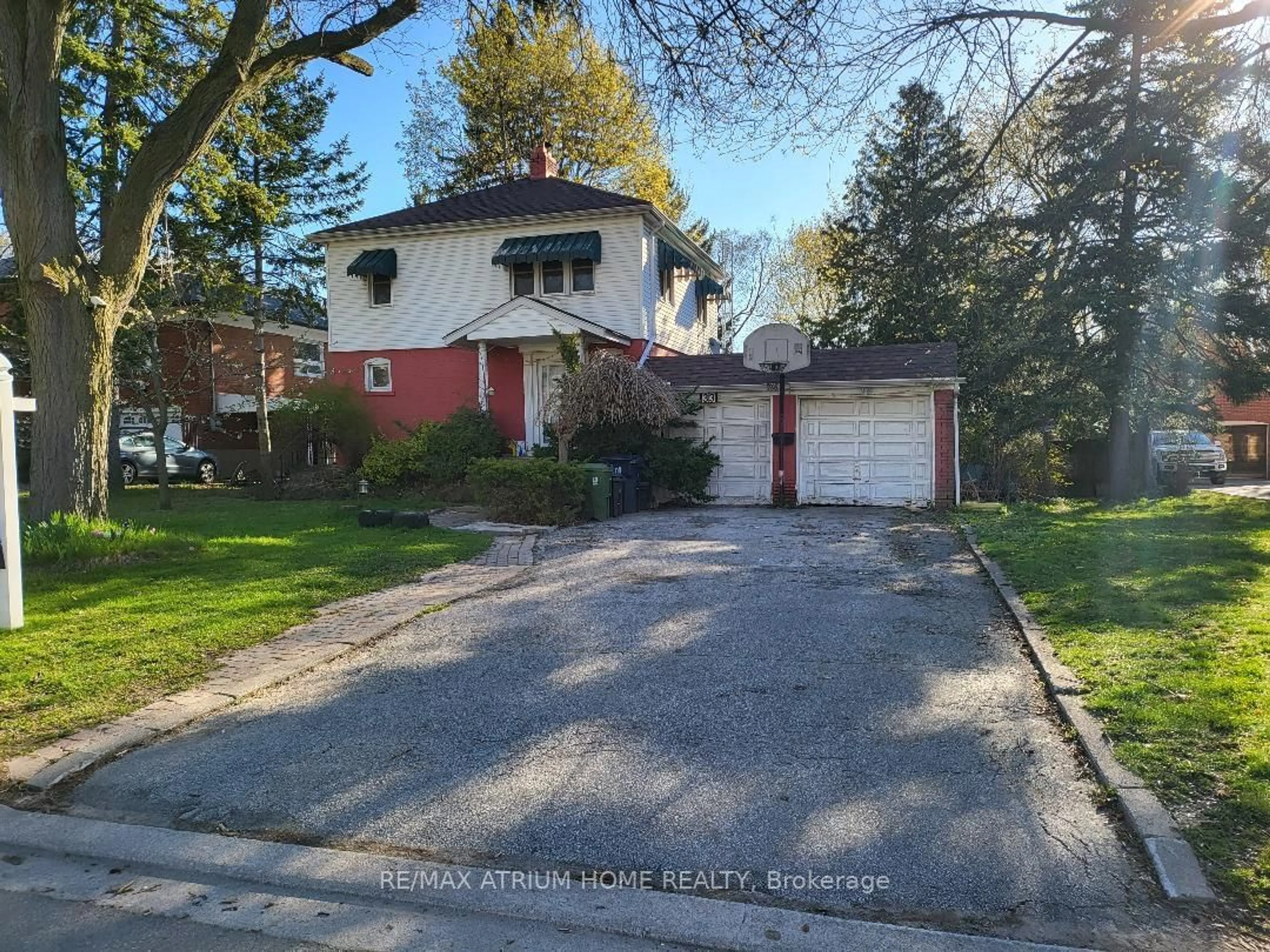 Frontside or backside of a home for 33 Agincourt Dr, Toronto Ontario M1S 1M5