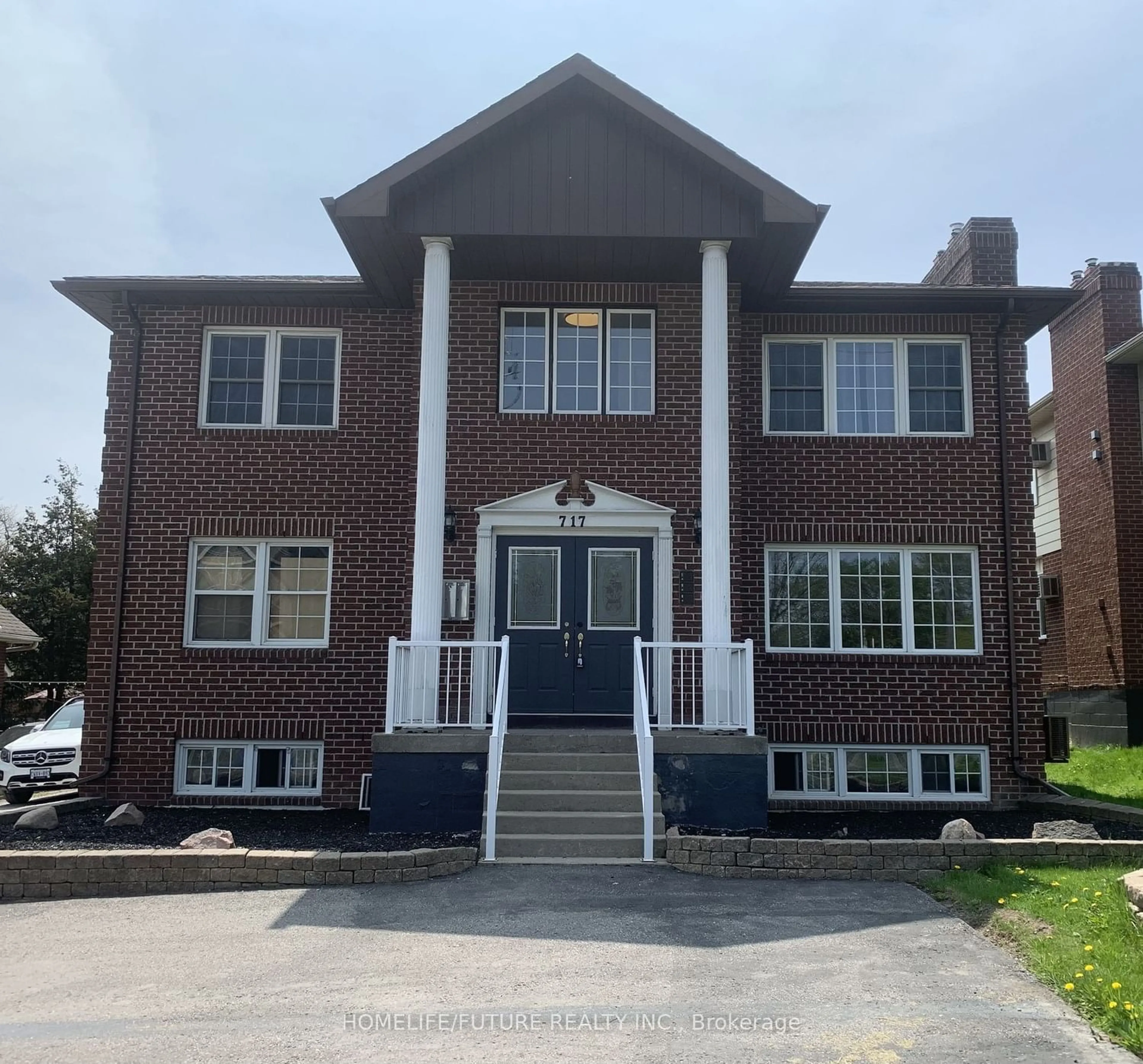 Outside view for 717 King St, Oshawa Ontario L1J 2L2
