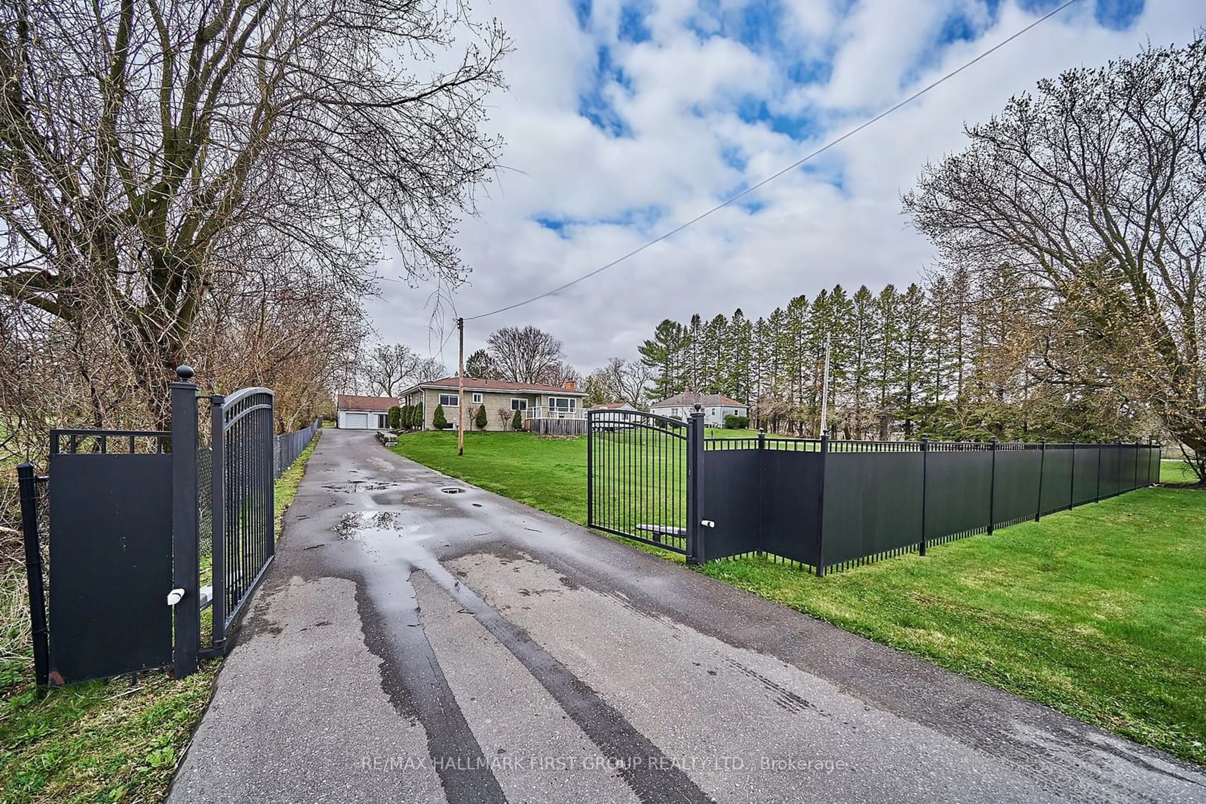 Fenced yard for 2170 Thornton Rd, Oshawa Ontario L1H 7K4