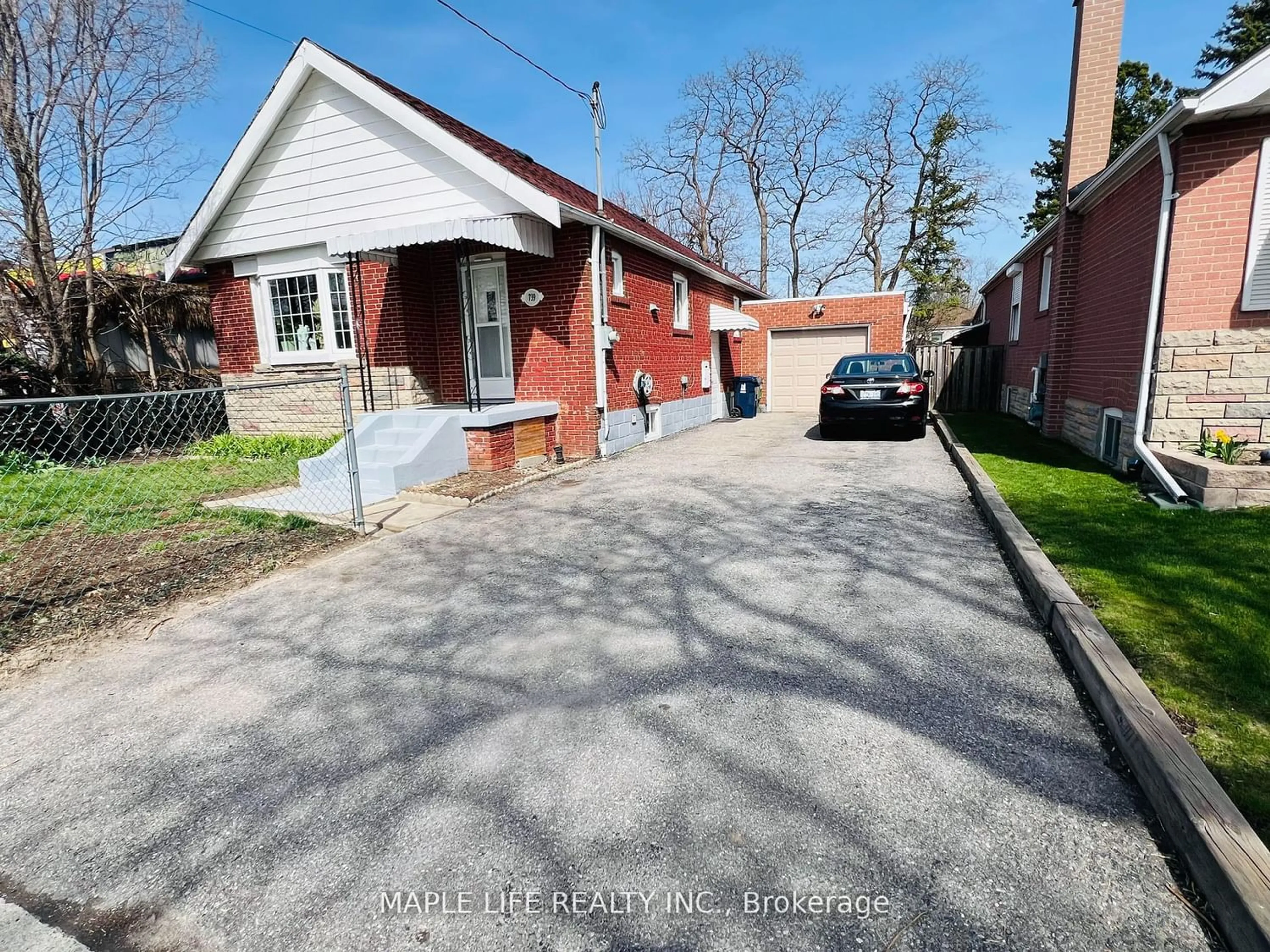 Frontside or backside of a home for 739 Pharmacy Ave, Toronto Ontario M1L 3J4