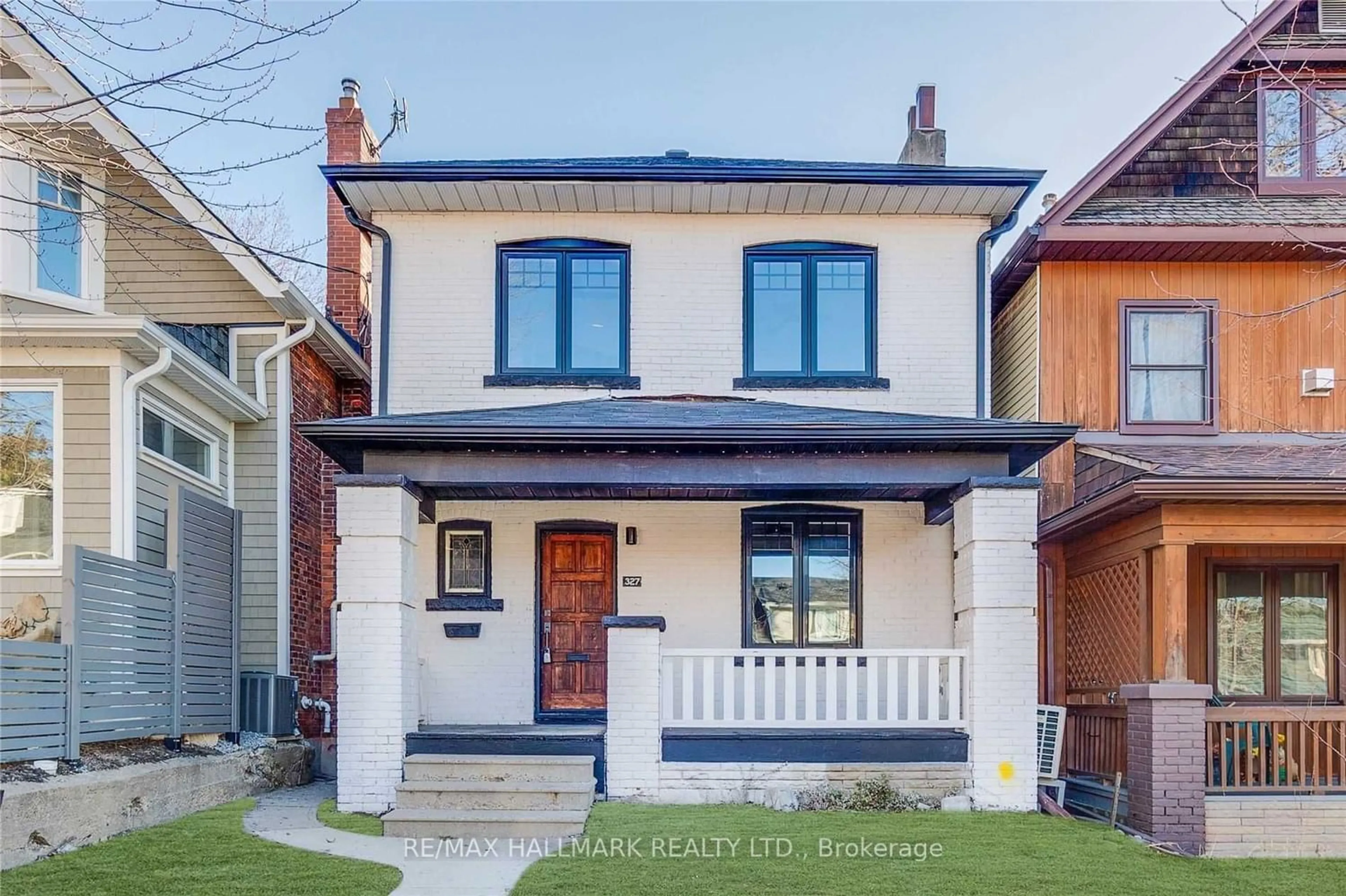 Frontside or backside of a home for 327 Kenilworth Ave, Toronto Ontario M4L 3S9