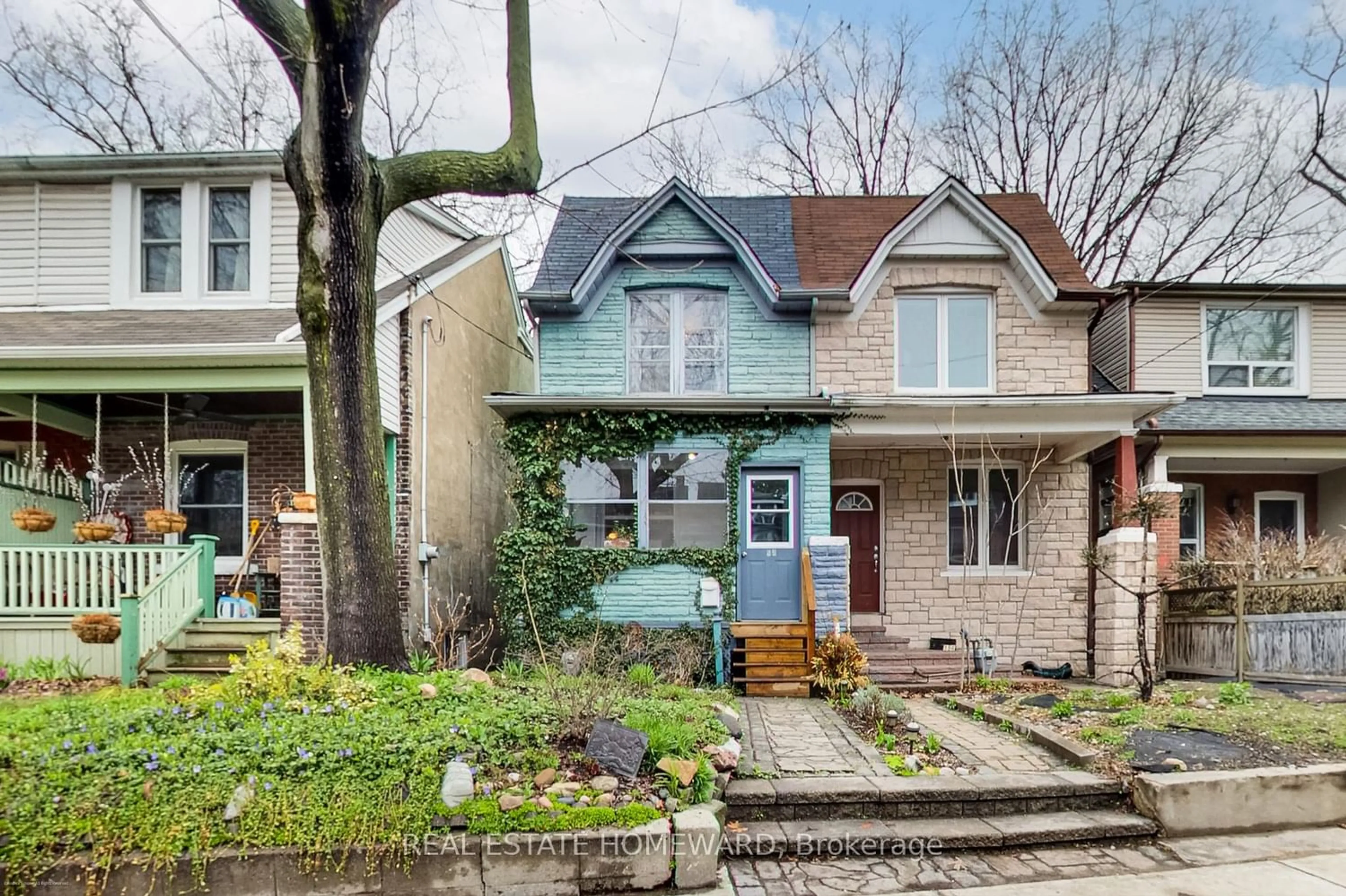 Frontside or backside of a home for 154 Oakcrest Ave, Toronto Ontario M4C 1C1