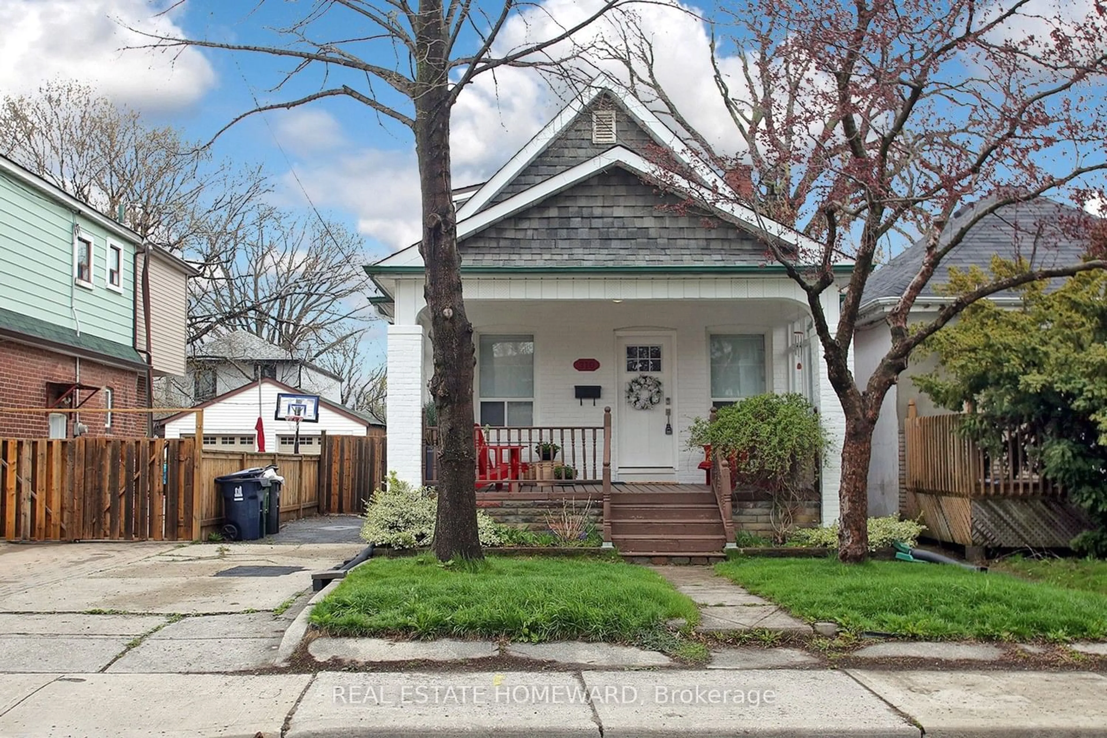 Frontside or backside of a home for 310 Lumsden Ave, Toronto Ontario M4C 2L1