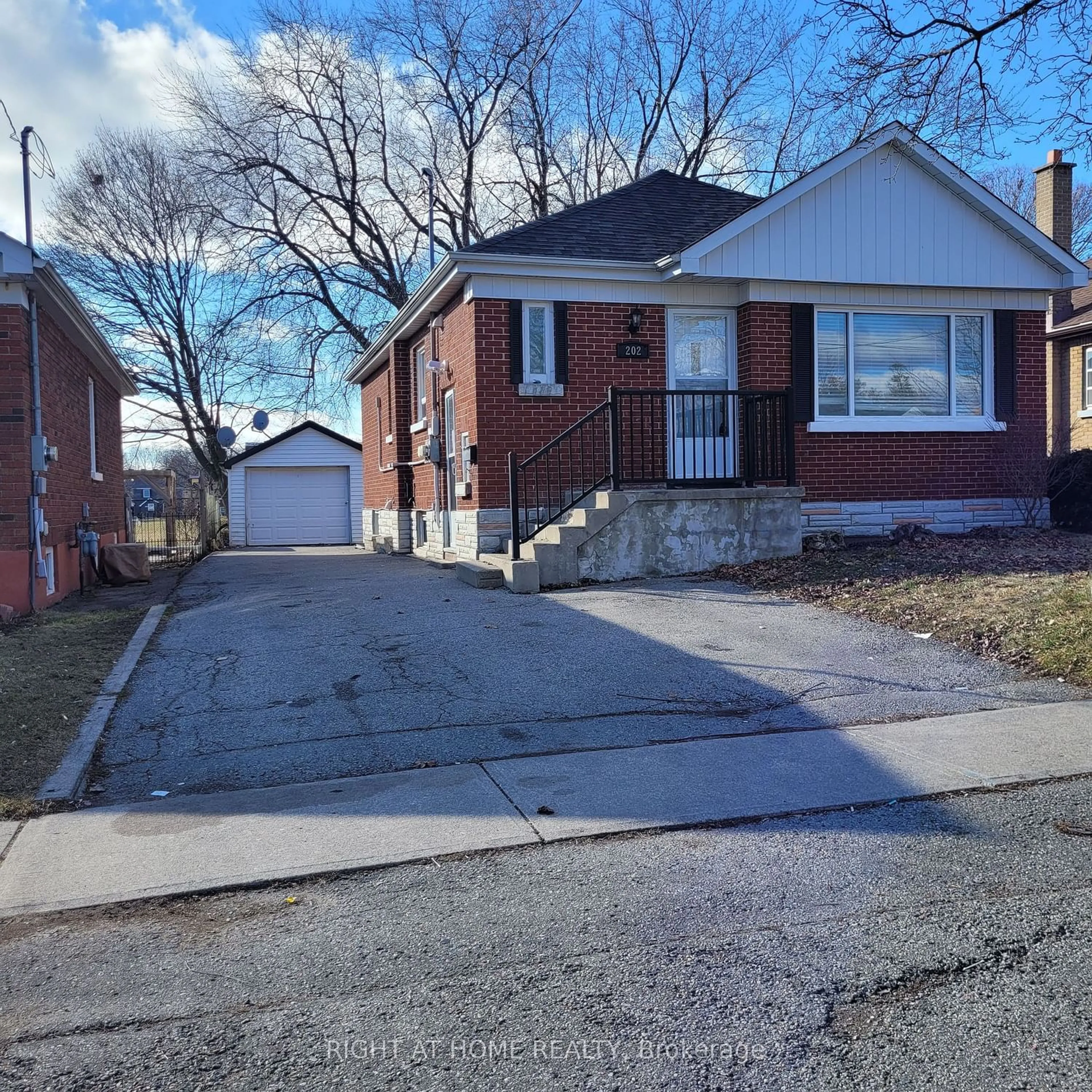 Frontside or backside of a home for 202 Cadillac Ave, Oshawa Ontario L1H 5Z7